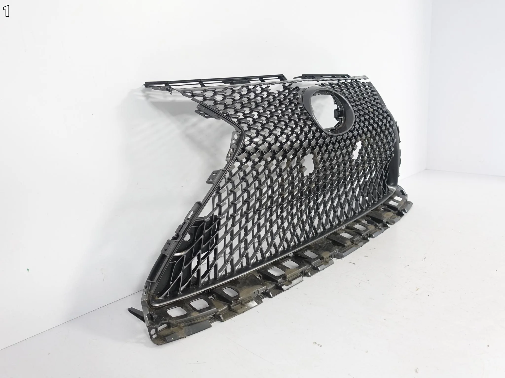 LEXUS LC LC500H LC500 URZ100 Z100 17- GRILL ATRAPA KRATKA (USZKODZONY) 4adef6c9b8ff7a212dbb870f07f38a48