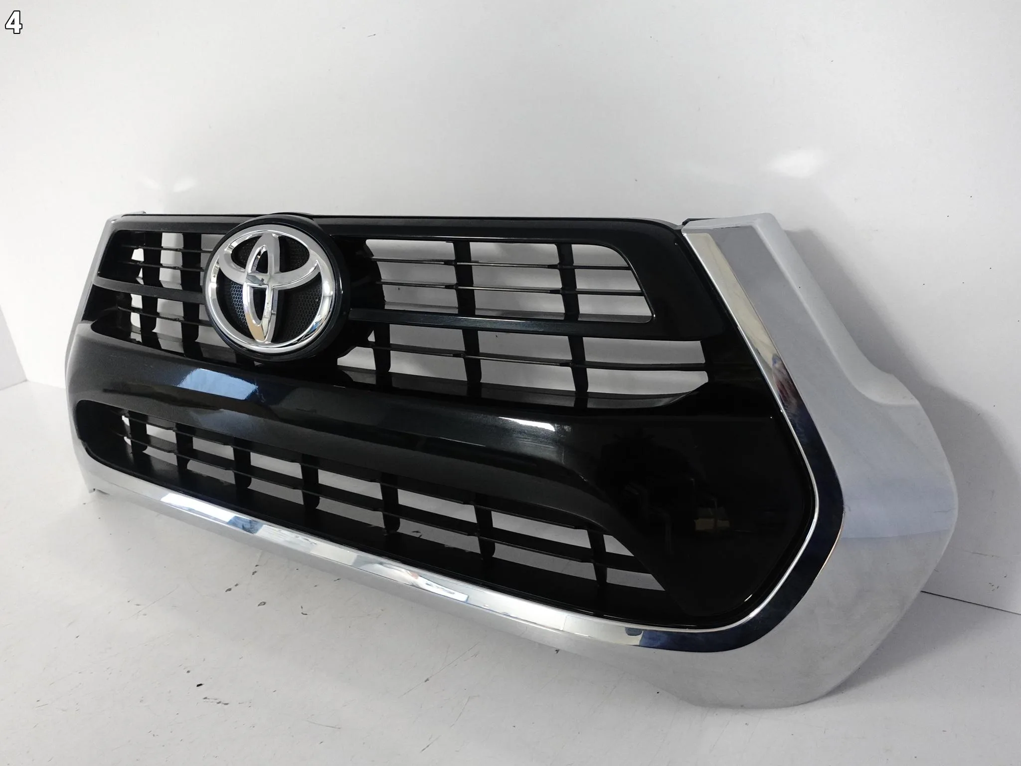 TOYOTA HILUX VIII 8 LIFT 20-24 GRILL ATRAPA KRATKA W ZDERZAK PRZÓD 34bca13d0fe571b635c9483977a102a1