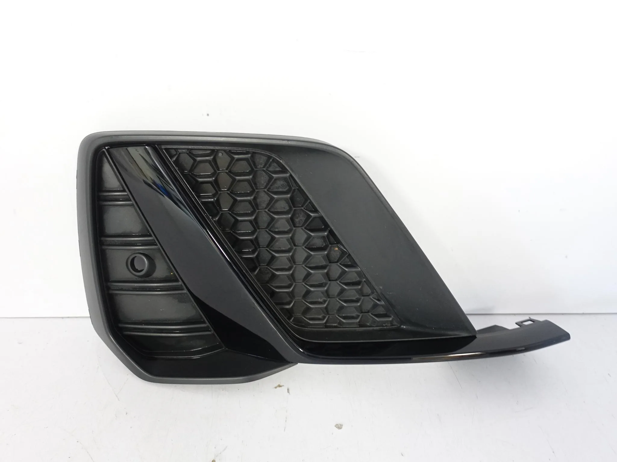AUDI A1 II S-LINE 82A GB 18- KRATKA ATRAPA LISTWA W ZDERZAK PRZÓD PRAWA 67b6da02294db7c926139596fad0086e
