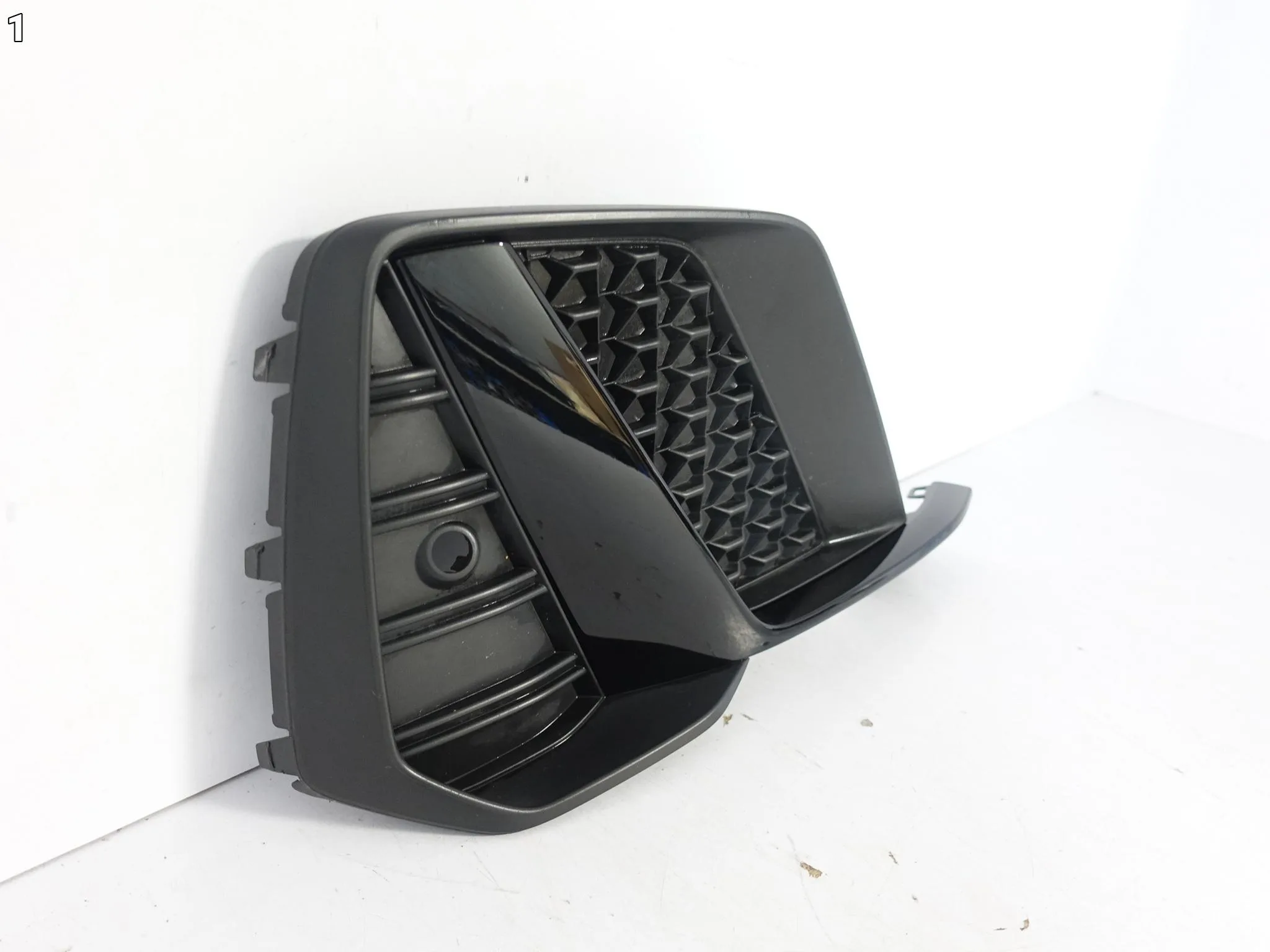 AUDI A1 II S-LINE 82A GB 18- KRATKA ATRAPA LISTWA W ZDERZAK PRZÓD PRAWA 48481dfef171d8ad6771b8240a6c40eb