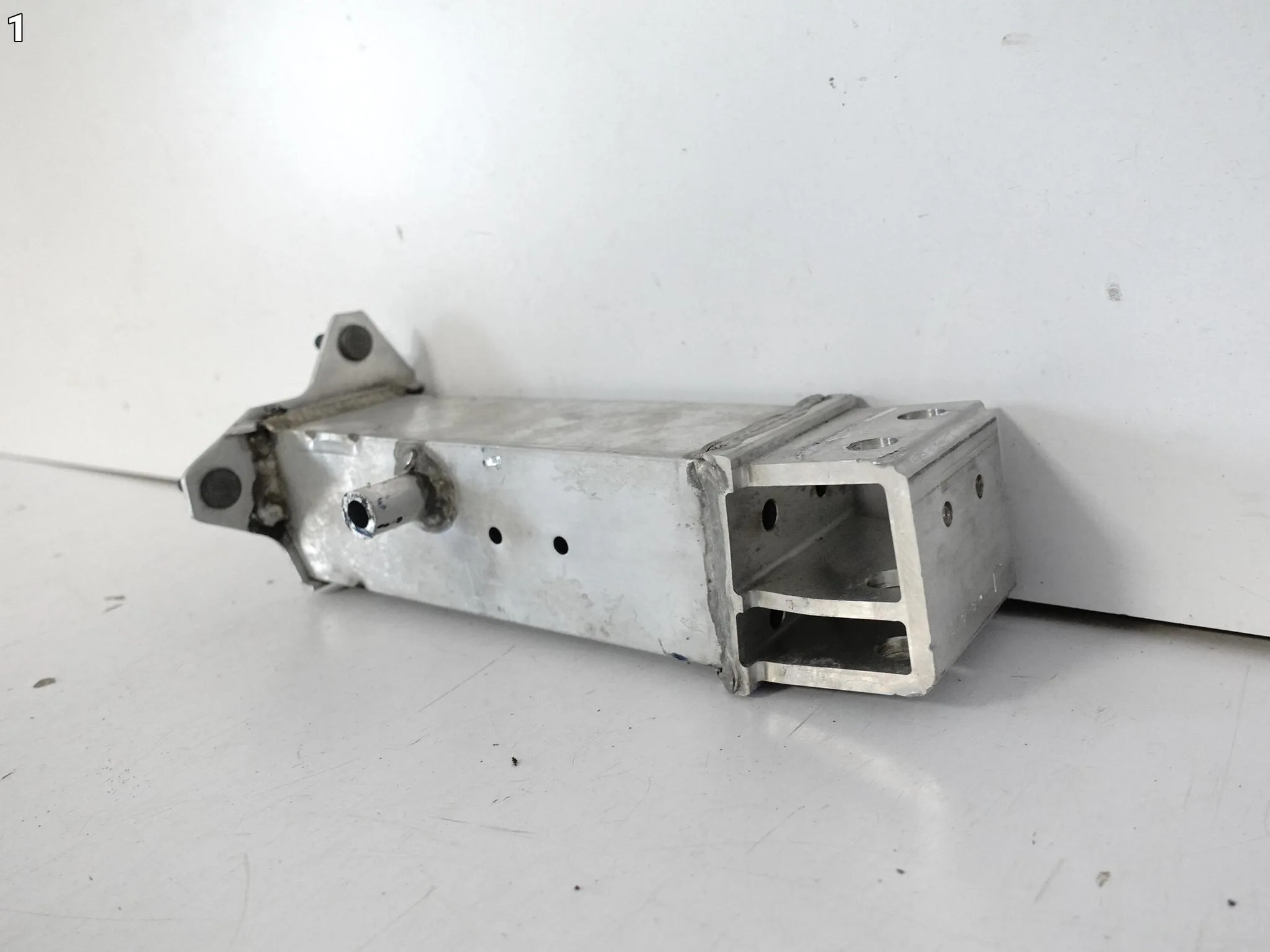 LEXUS LC LC500H LC500 URZ100 17- BELKA WSPORNIK STREFA PAS LEWA PRZÓD 13514d6c2738cc32f1822066c742f8f3