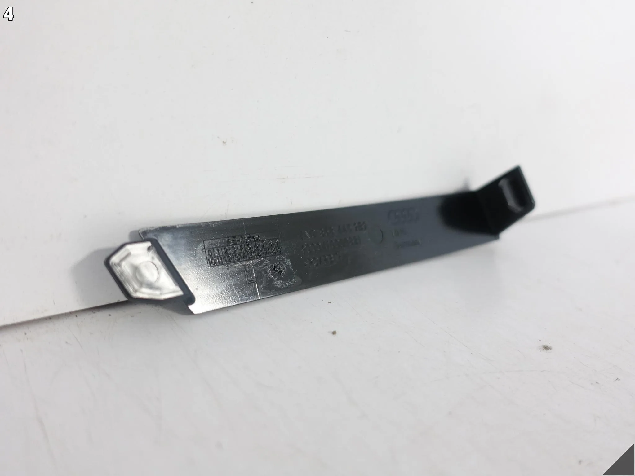 AUDI A8 D5 4N0 17-21 ZAŚLEPKA OSŁONA ZAKRYWAJĄCA LEWA ŚRUBE GRILLA ATRAPY 073a664b495a82cad10647b2616403ed