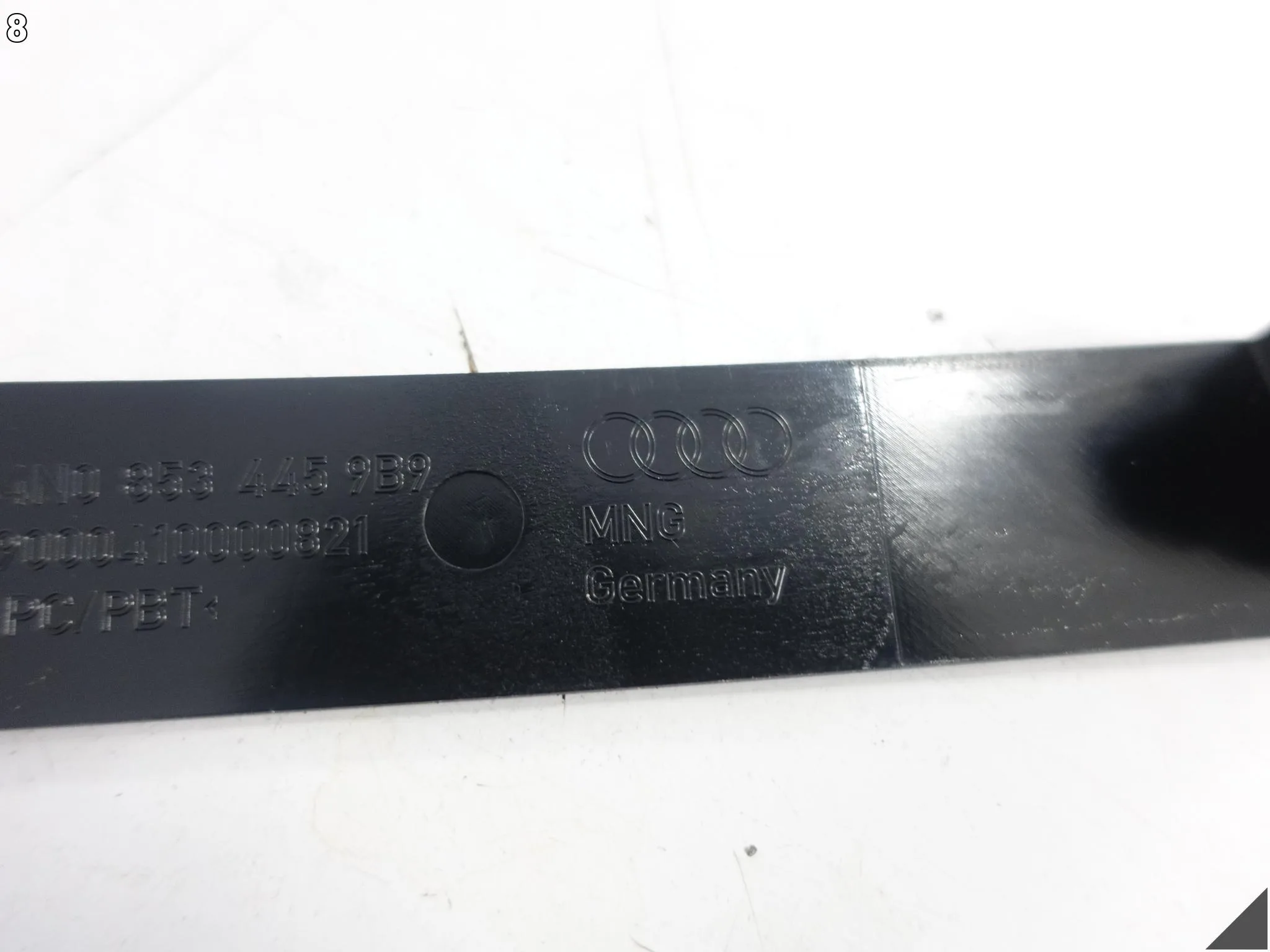 AUDI A8 D5 4N0 17-21 ZAŚLEPKA OSŁONA ZAKRYWAJĄCA LEWA ŚRUBE GRILLA ATRAPY 1354ff715dae423010f594bacb24bf9a