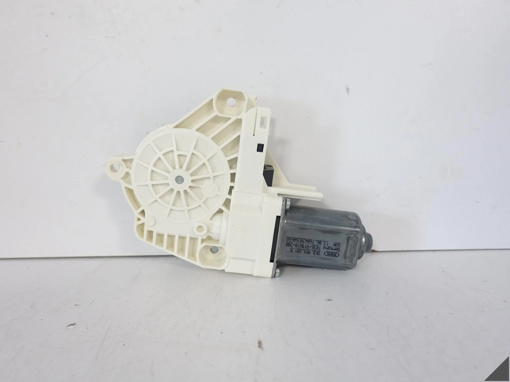 AUDI A7 S7 RS7 4G8 A6 S6 RS6 4G0 S8 4H0 SEAT VW SILNICZEK PODNOSZENIA SZYBY 701af5bfb927a02157c6c3eae8416f9a