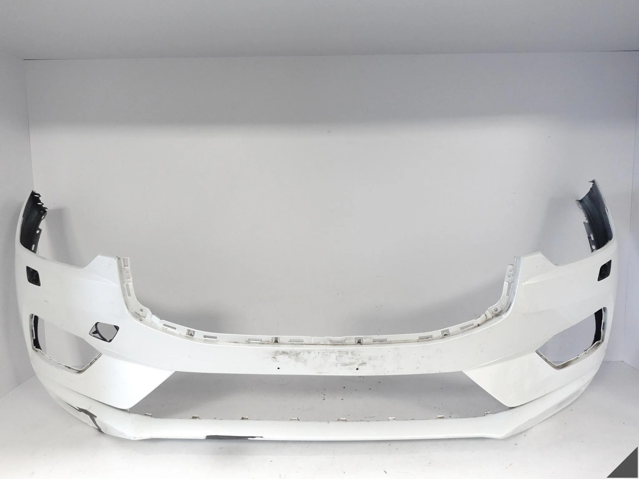 VOLVO XC60 II (2 GENERACJA) 17-21 ZDERZAK BUMPER PRZÓD (SPRYSKI) USZKODZONY 56499c55392151c5e6a328dae609fe18