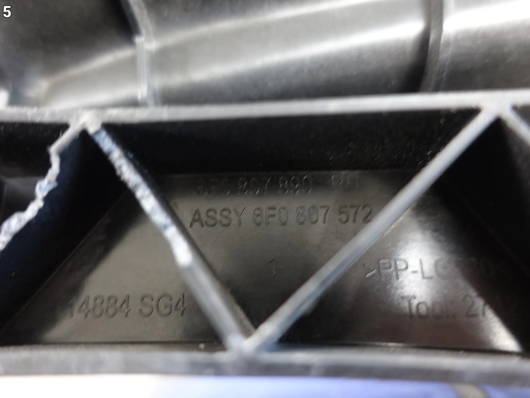 SEAT IBIZA V 5 6F0 17- ŚLIZG MOCOWANIE WSPORNIK LAMPY W ZDERZAK PRZÓD PRAWY 463935815250a9339f274e7d581b21fa