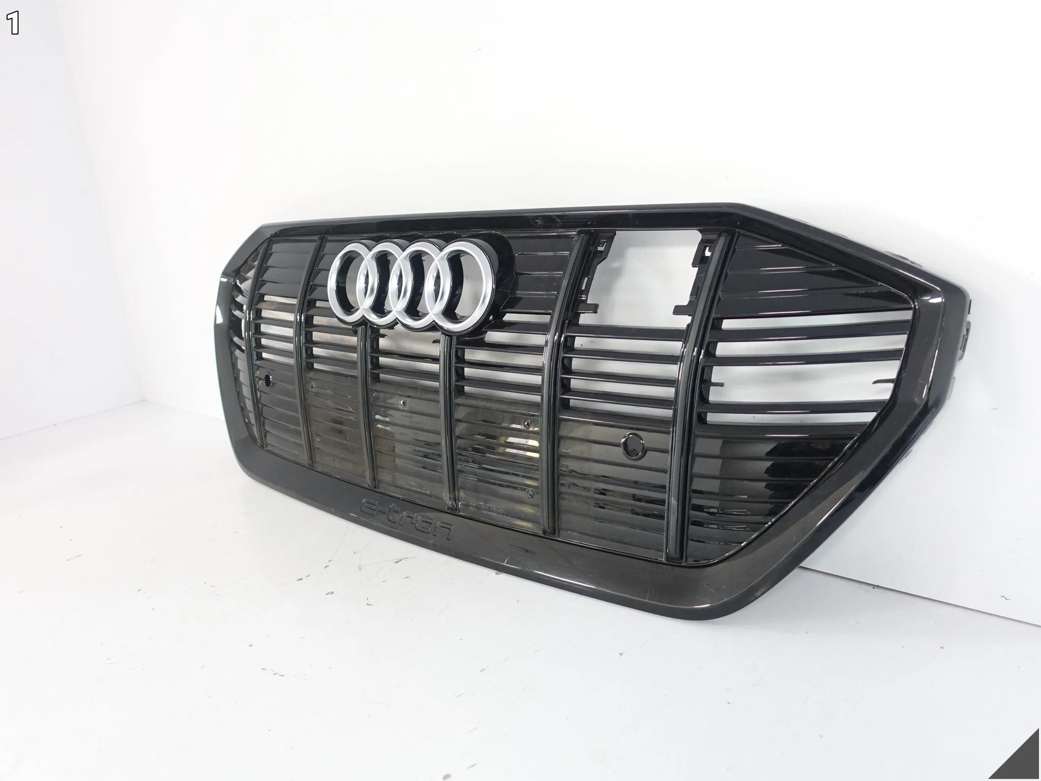 AUDI E-TRON ETRON Q8 4KE 18-22 ATRAPA GRILL W ZDERZAK PRZÓD 4KE853651 40fff2d3b6b05b00652e64212f601184