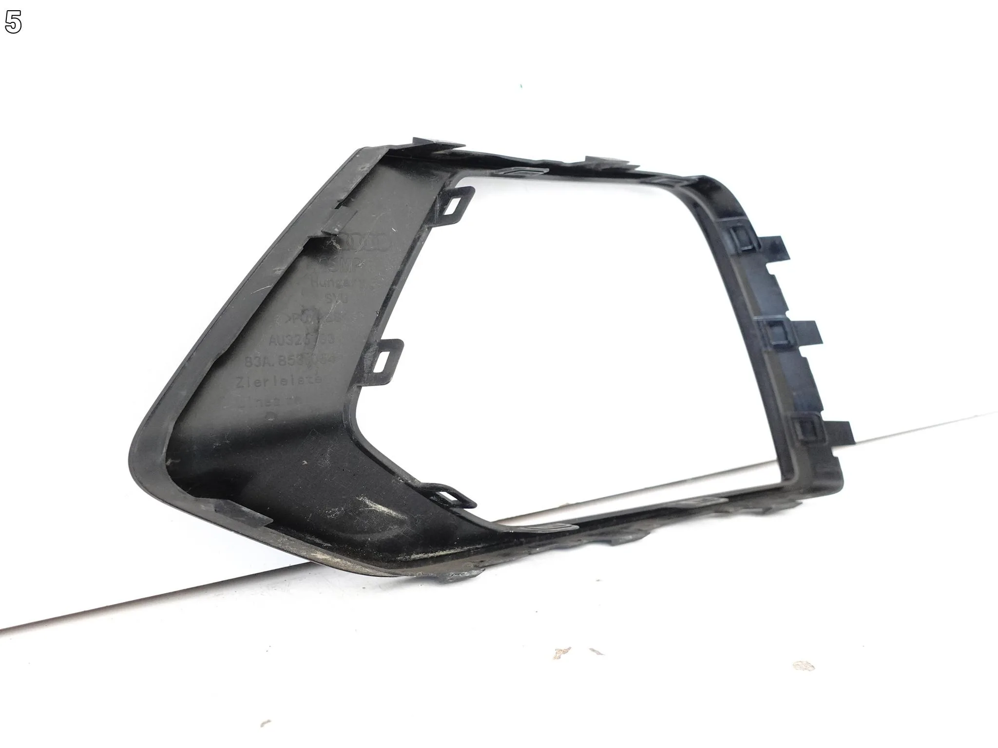 AUDI Q3 II F3 83A BASIS 18-25 LISTWA OSŁONA RAMKA NA ZDERZAK PRAWA PRZÓD 8c22d929c26ed7fda7a7e102c66f1208