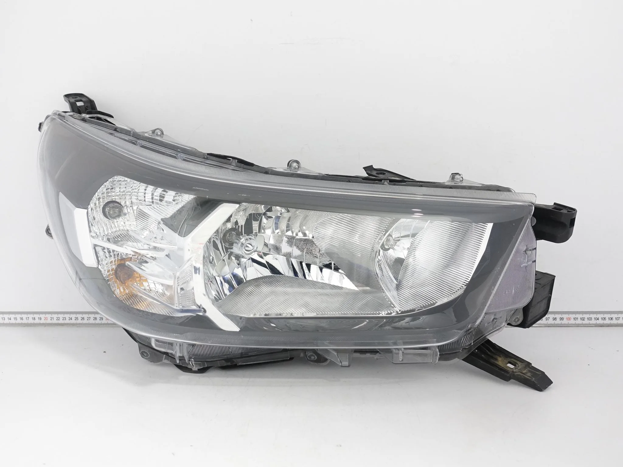 TOYOTA HILUX VIII 8 20-24 LIFT LAMPA PRAWA ZWYKŁA HALOGEN PRZÓD EUROPA a61e9c8d0b411e111d8e7ff64ce72946