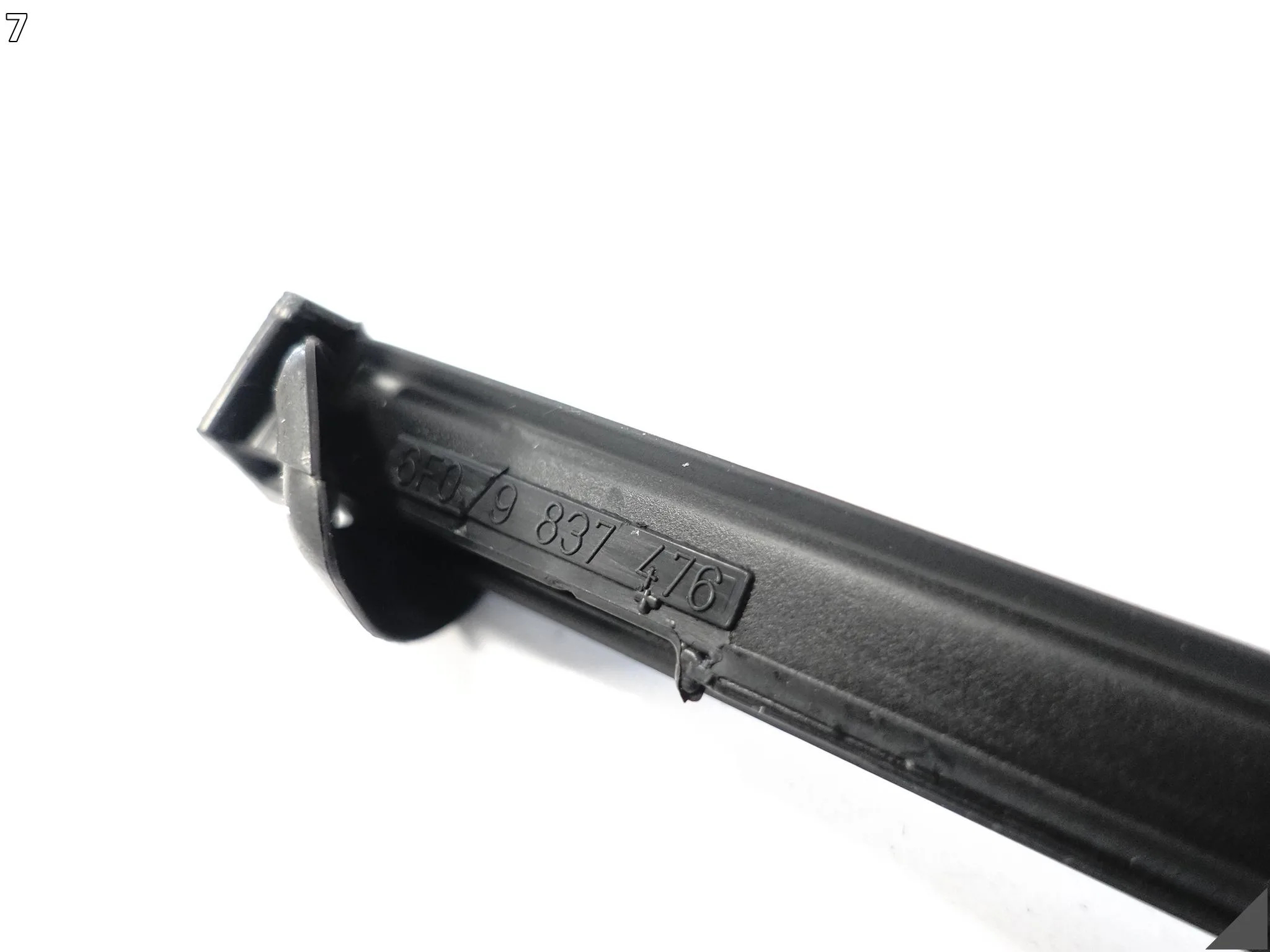 SEAT ARONA 6F9 6F0 17- LISTWA ZGARNIAJĄCA SZYBY DRZWI PRZÓD PRAWA 3Q7 fe7f95ad5d8bd895de4a1e795b61c6c8