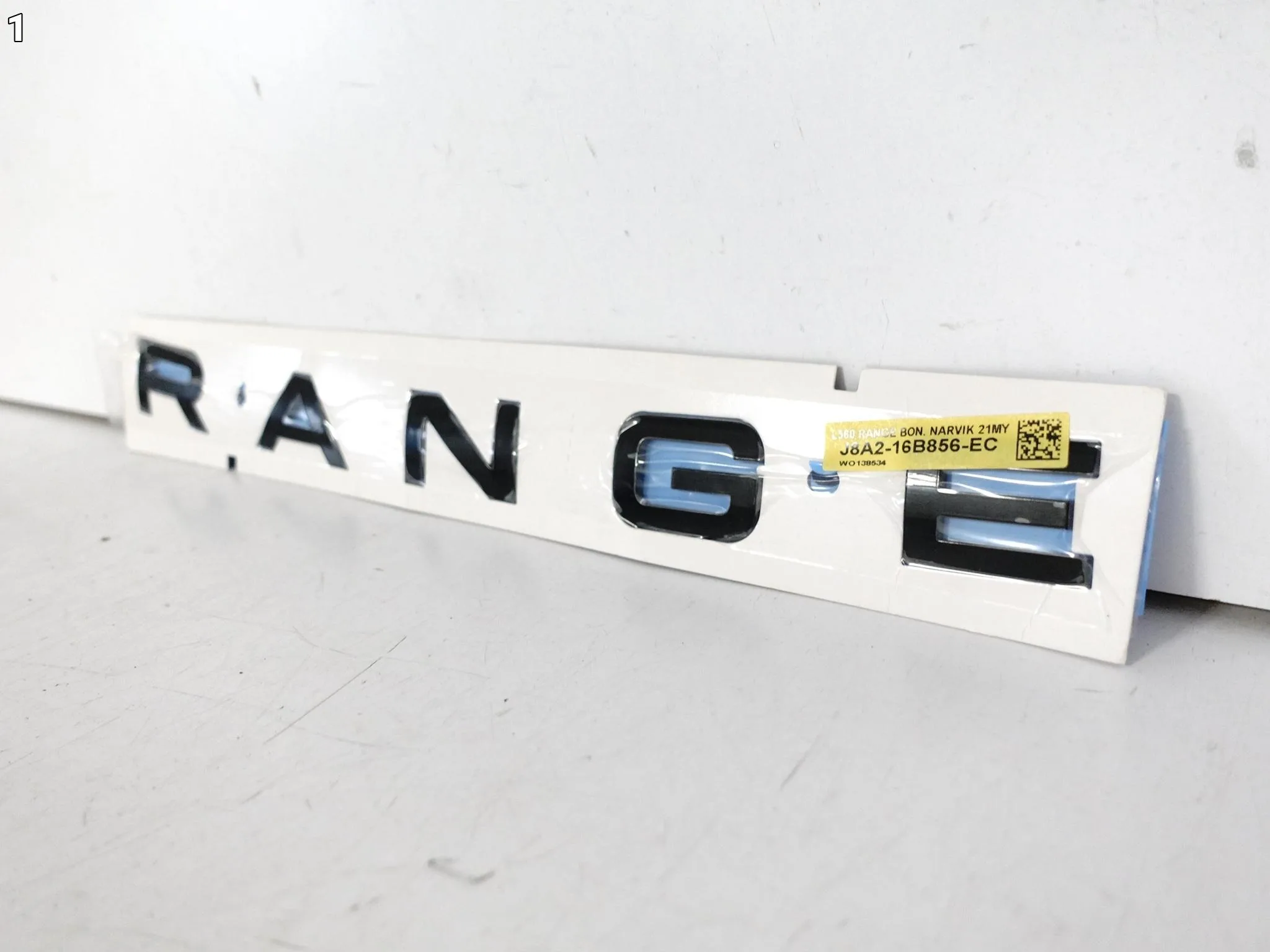 RANGE ROVER VELAR L560 17- ZNACZEK EMBLEMAT NAPIS MASKI NOWY ORG NARVIK d1eb683dbe96a07c8b98b6f6e851788d