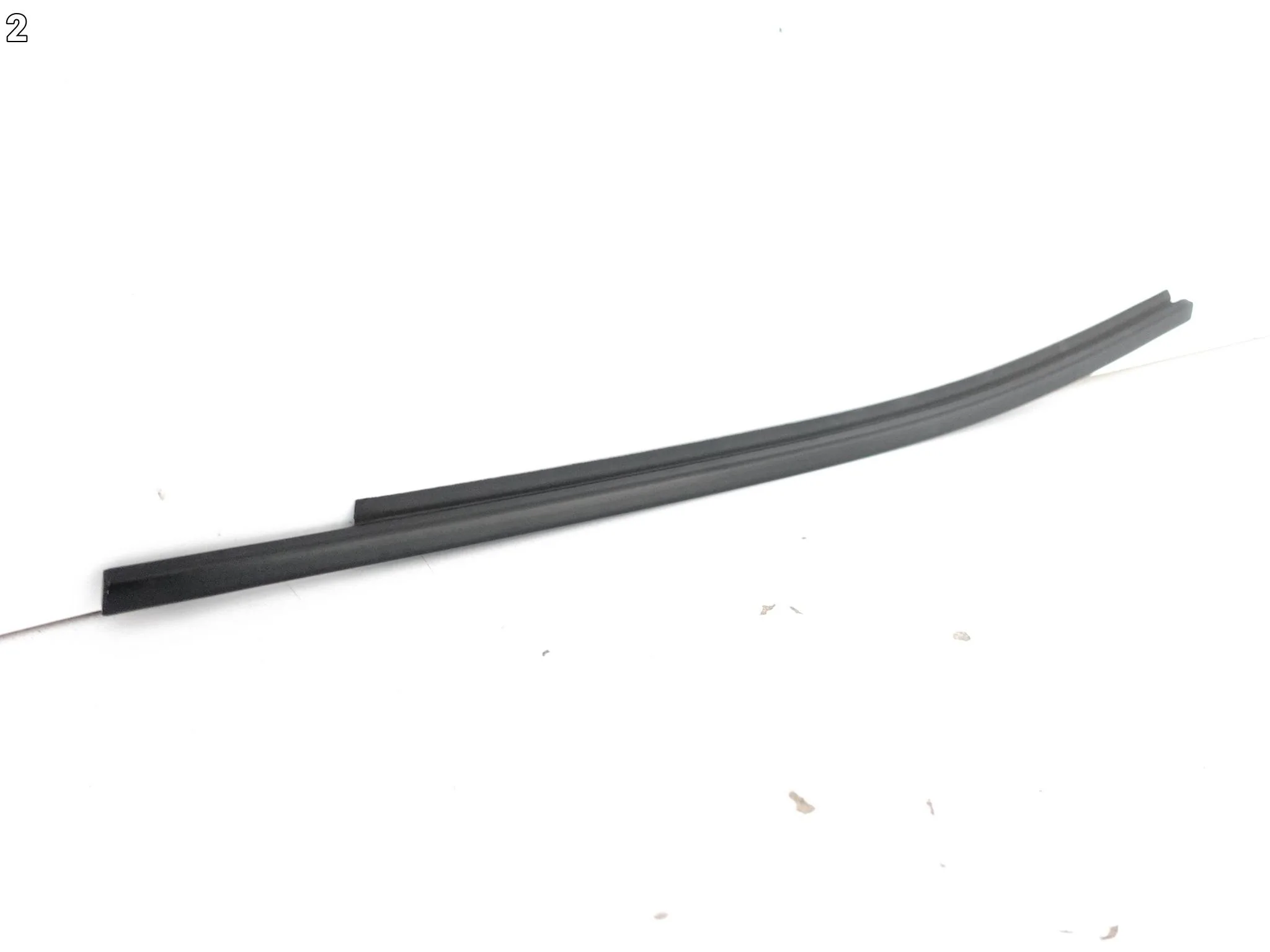 TOYOTA YARIS IV 19- LISTWA ZGARNIAJĄCA SZYBY DRZWI TYŁ LEWA ORG 68230-K0011 e1eed9e86c54c57d3ff5147aba232bb1