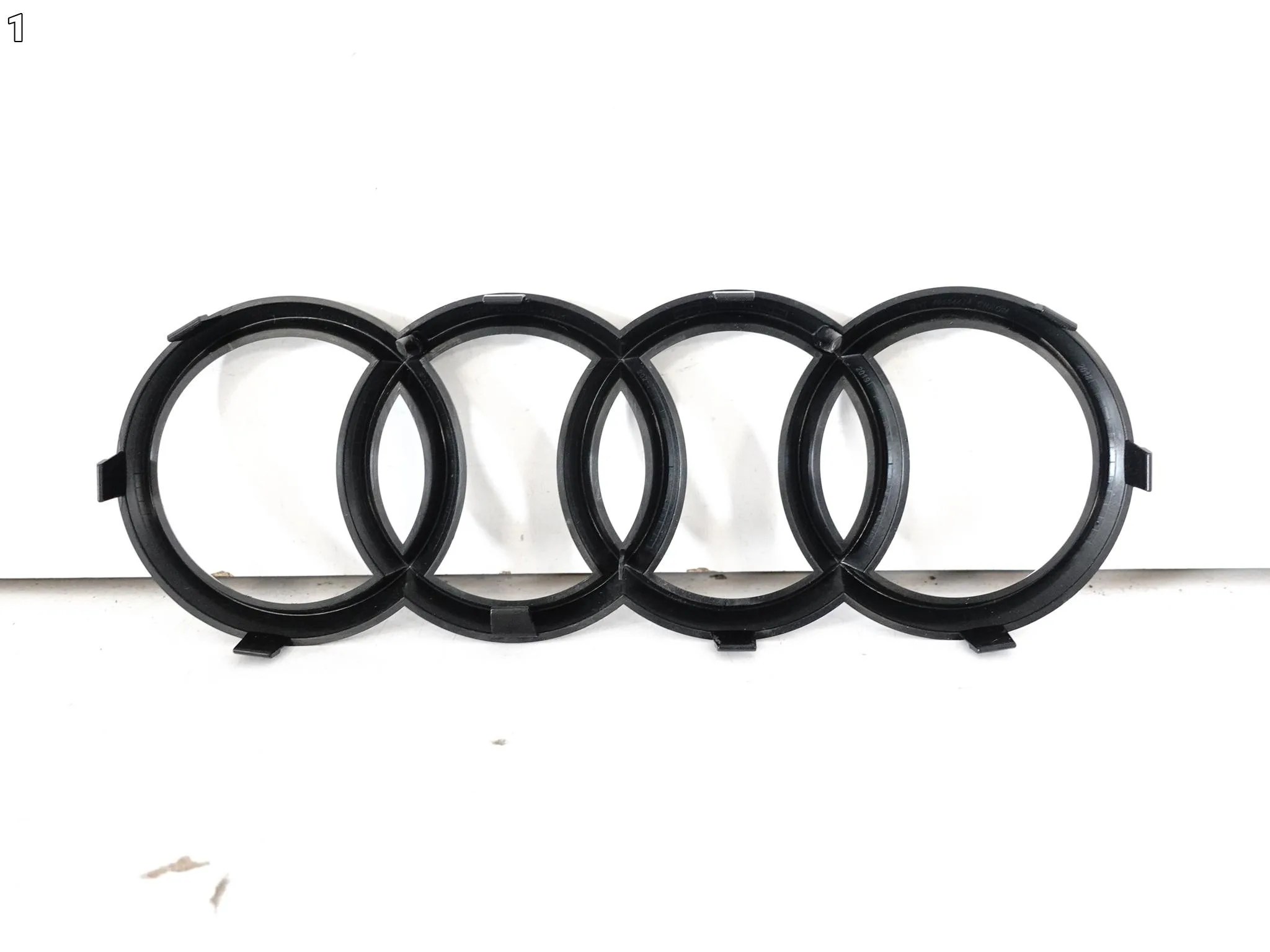 AUDI RS7 RS6 C8 4K8 19-25 ZNACZEK LOGO EMBLEMAT GRILL ATRAP CZARNY PRZÓD 75059cdcb16462ab2b0b37d7890198f5