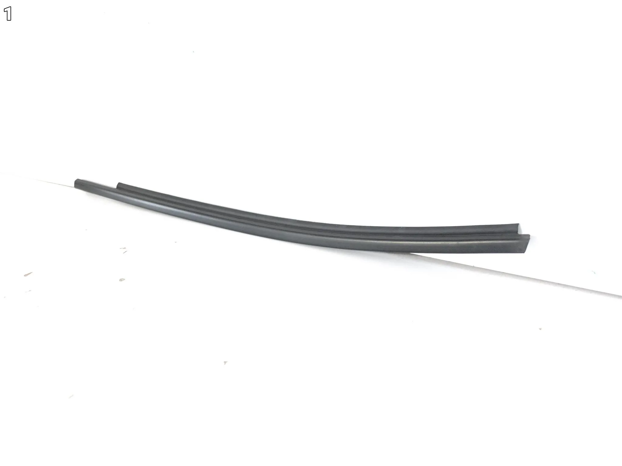 TOYOTA YARIS IV 19- LISTWA ZGARNIAJĄCA SZYBY DRZWI TYŁ LEWA ORG 68230-K0011 6747f32031c89a79897d85db82722ac1