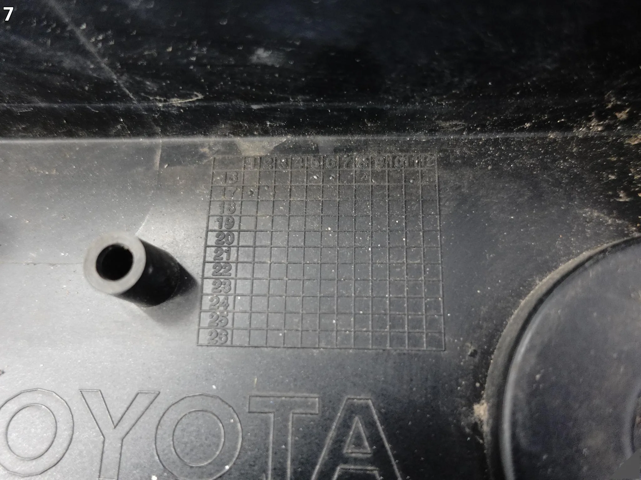 TOYOTA YARIS III 3 DRUGI LIFT 17-20 KRATKA ŚRODKOWA ATRAPA ZDERZAK PRZÓD 496f013f83204e57654b0adab040eb90
