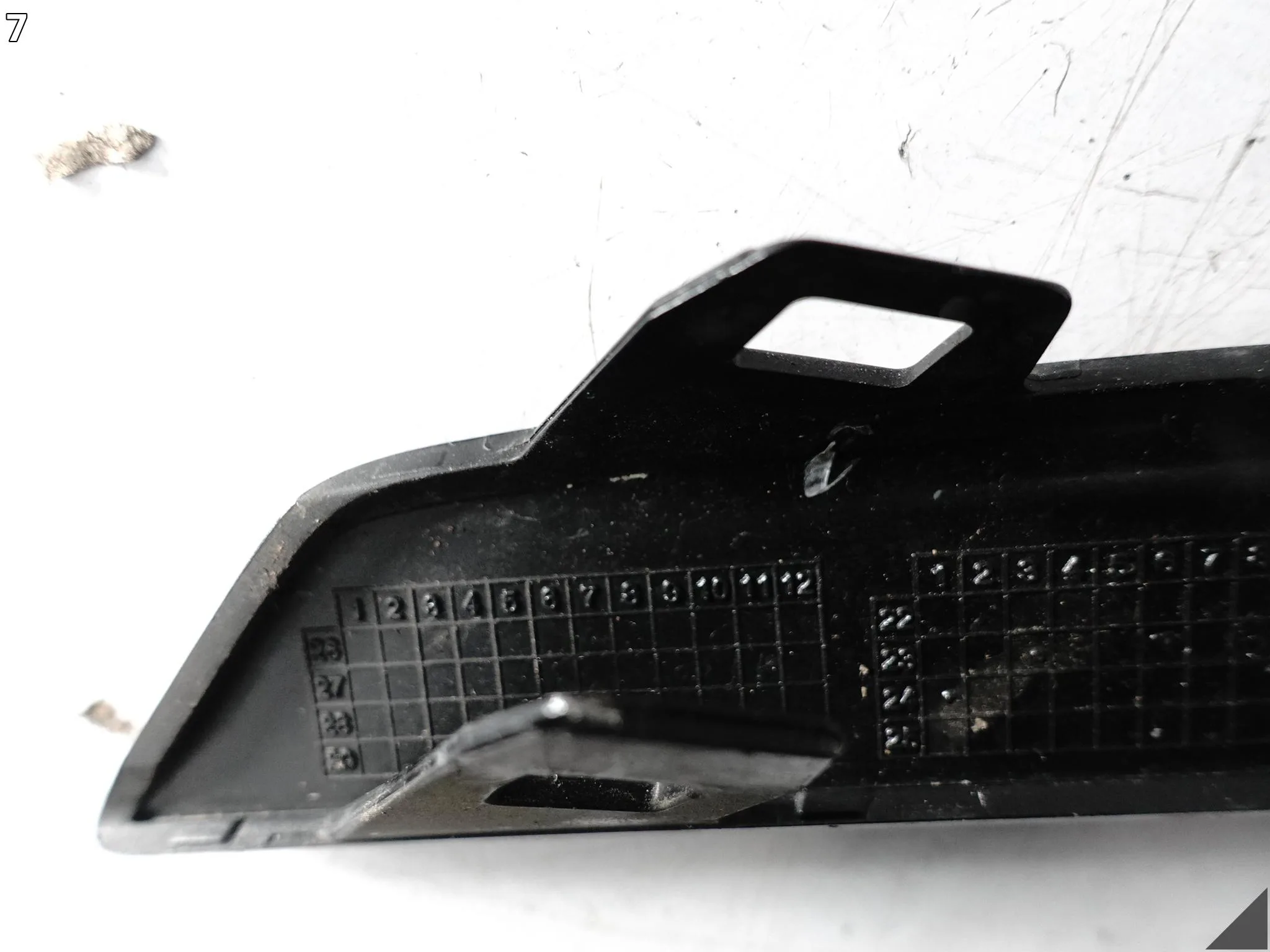 OPEL CORSA F VI 6 LIFT 23- LISTWA DOKŁADKA W ZDERZAK LEWA PRZÓD 6f26c97b942a6d39b54c41751c5b60dd