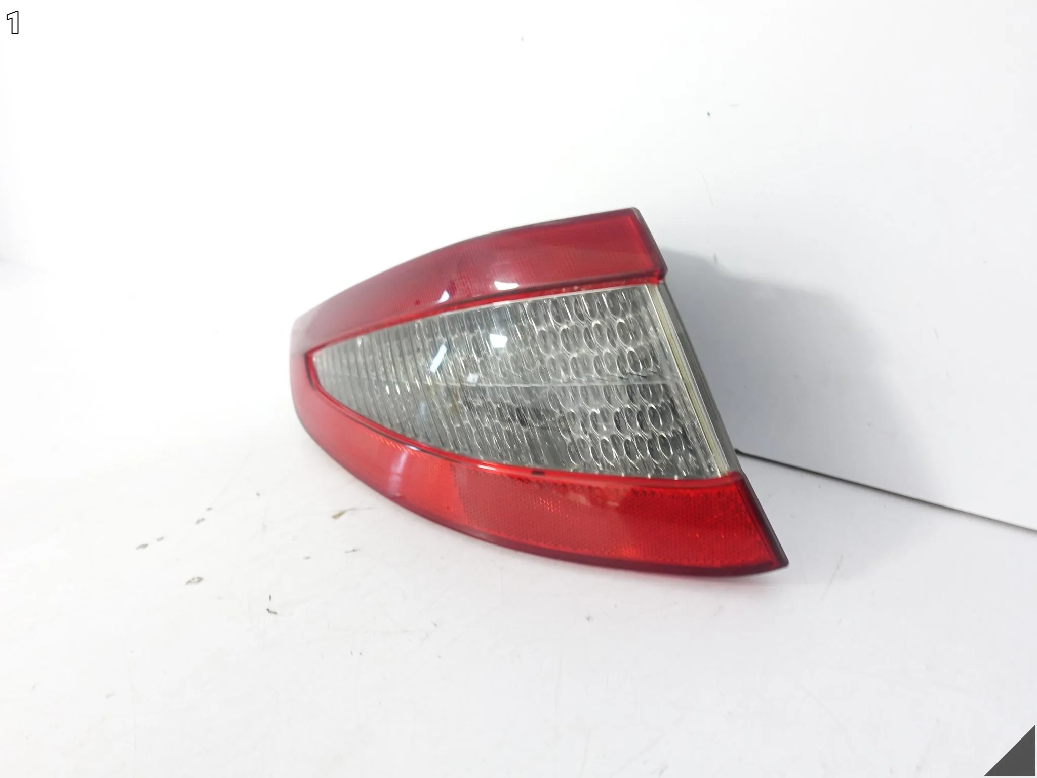 MASERATI GRANTURISMO M145 07-13 LAMPA LED W BŁOTNIK LEWA TYŁ USA 4dacdecd47b89f04e7224c83affd3a8f