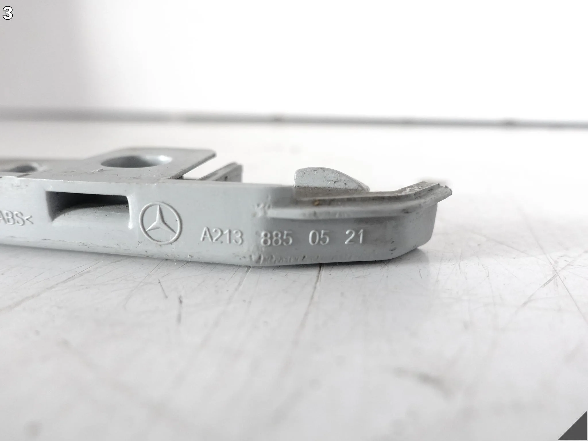 MERCEDES E-KLASA S213 W213 AMG 16-20 ŚLIZG MOCOWANIE W ZDERZAK PRZÓD LEWY 07a19bf340e935bcae5a2b8c7b724670