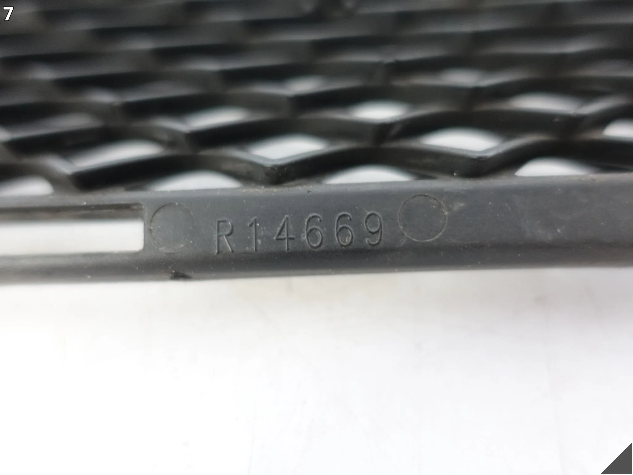 MERCEDES E-KLASA W213 C238 A238 16-20 KRATKA ŚRODKOWA WLOT W ZDERZAK PRZÓD 00b66969a90e0fc4da5233a0be6aa6c6