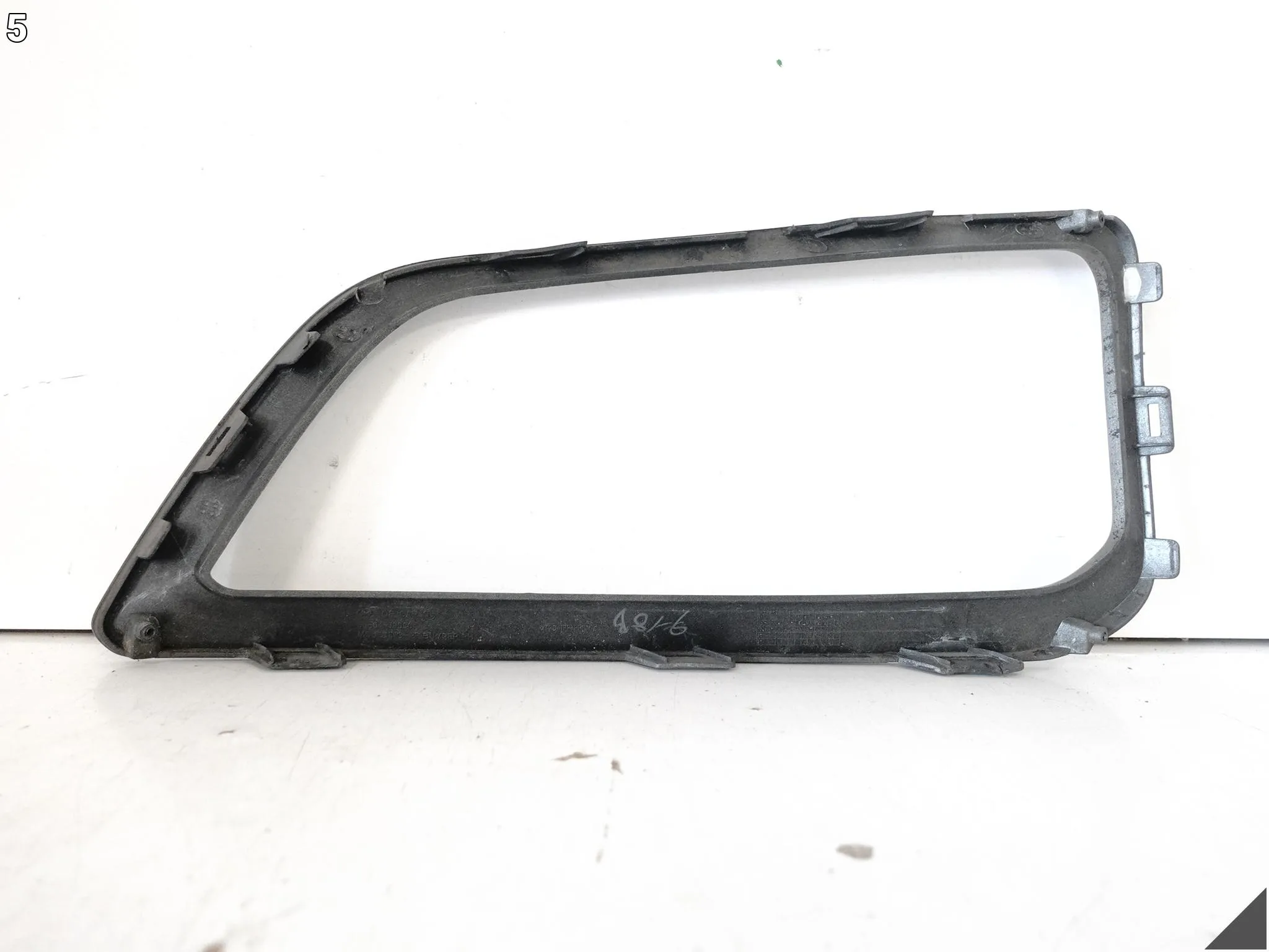 HYUNDAI KONA I 1 17-20 LISTWA RAMKA HALOGENU ATRAPA W ZDERZAK PRAWA PRZÓD 4aa40a913a62cfdafeebea1c515ada6e