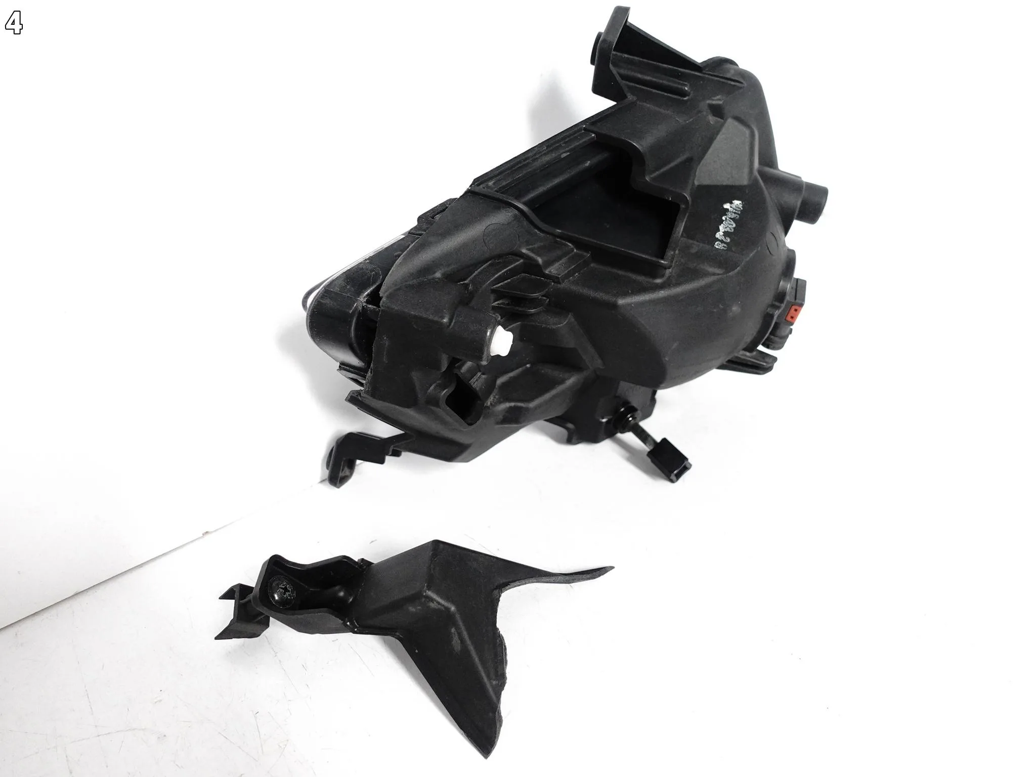 SSANGYONG TIVOLI 15-19 HALOGEN RAMKA PRAWY W ZDERZAK PRZÓD 2a02c0824893f1a82b78b777321da9a4