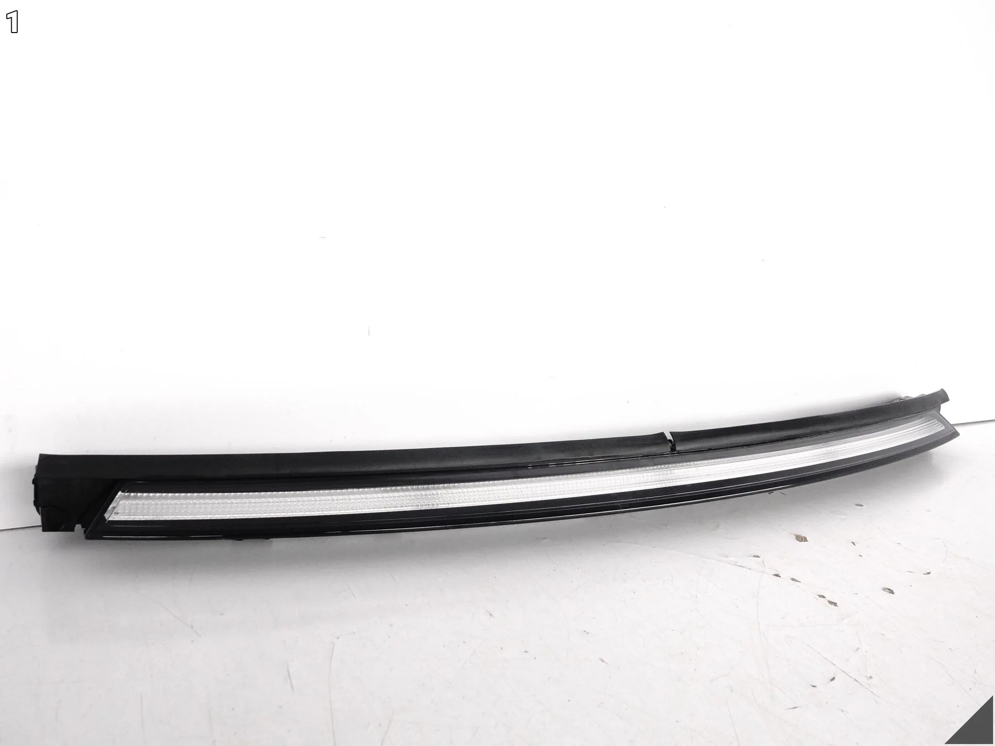 MERCEDES EQC W293 19-23 LAMPA LED ŚRODKOWA NAD GRILL LISTWA PRZÓD EUROPA 6b48f36d37e9772c528fb254c3c77814