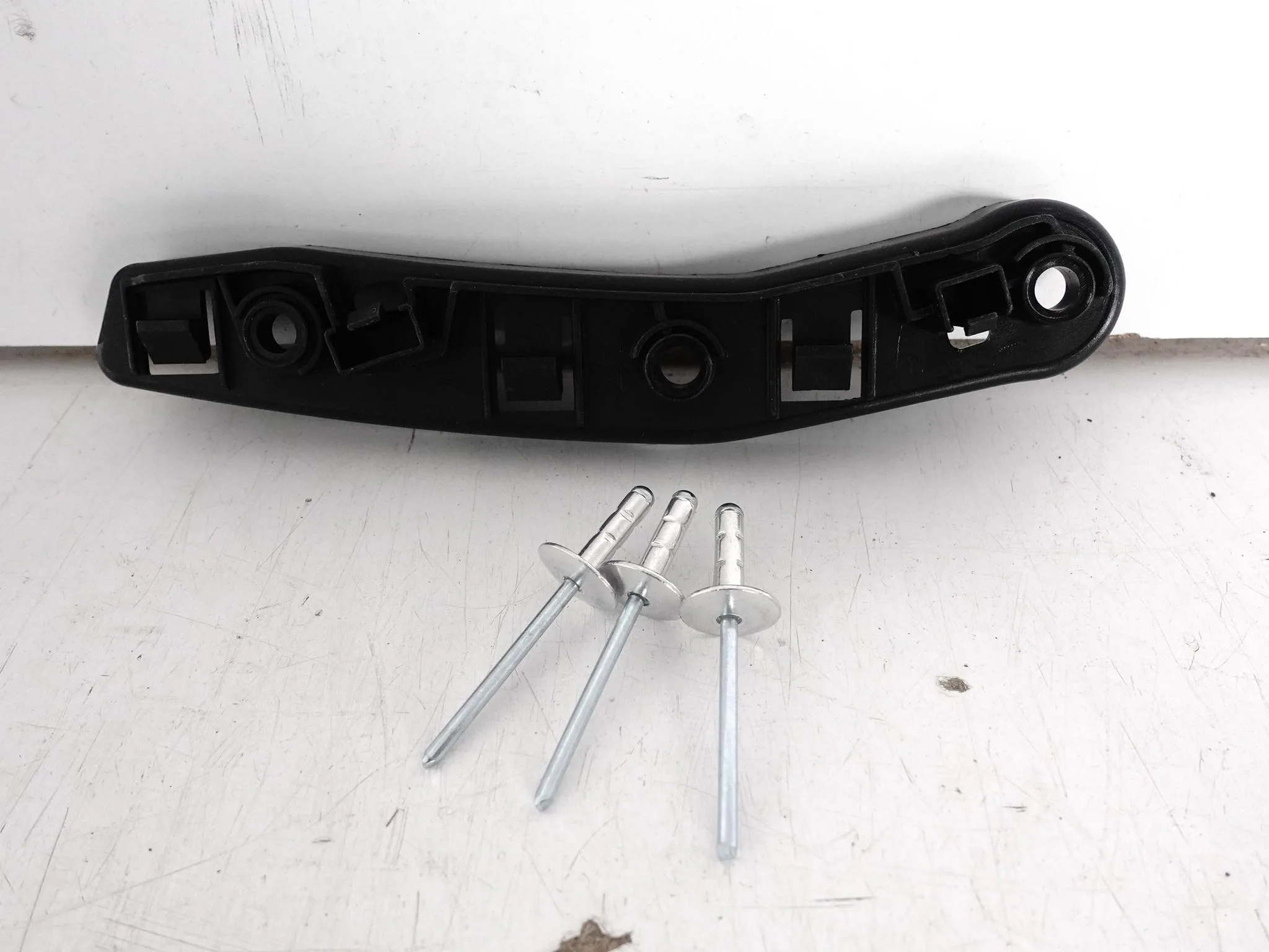 MASERATI LEVANTE M161 LIFT 16-24 ŚLIZG MOCOWANIE W ZDERZAK PRZÓD LEWY ORG 469357d70efff62d58a0701167c2ee4c