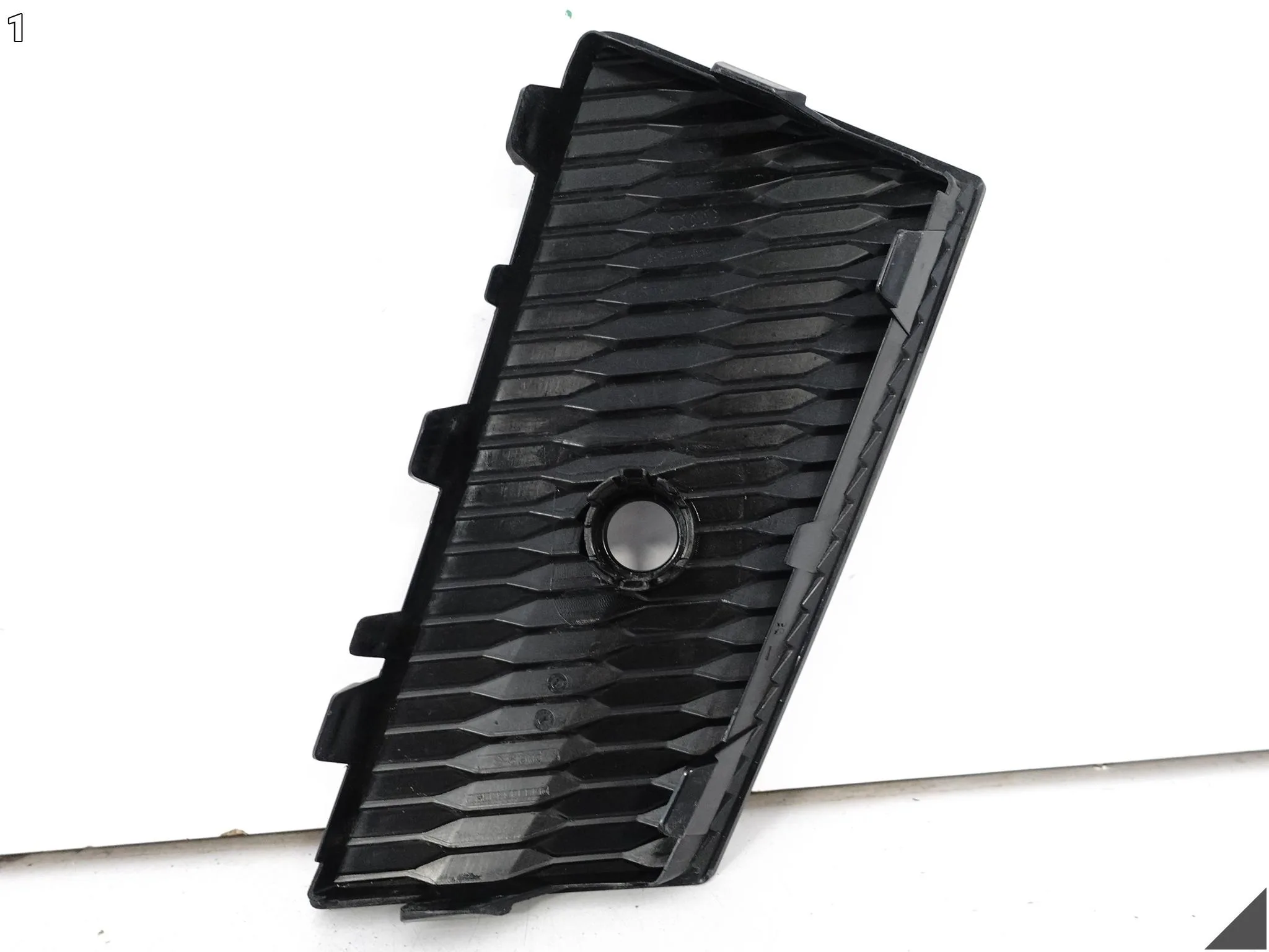 AUDI Q6 S-LINE SQ6 E-TRON 85H 23- LISTWA ATRAPA POD PDC ZDERZAK PRZÓD PRAWA f129facb213c57dcca364b44269e9c10