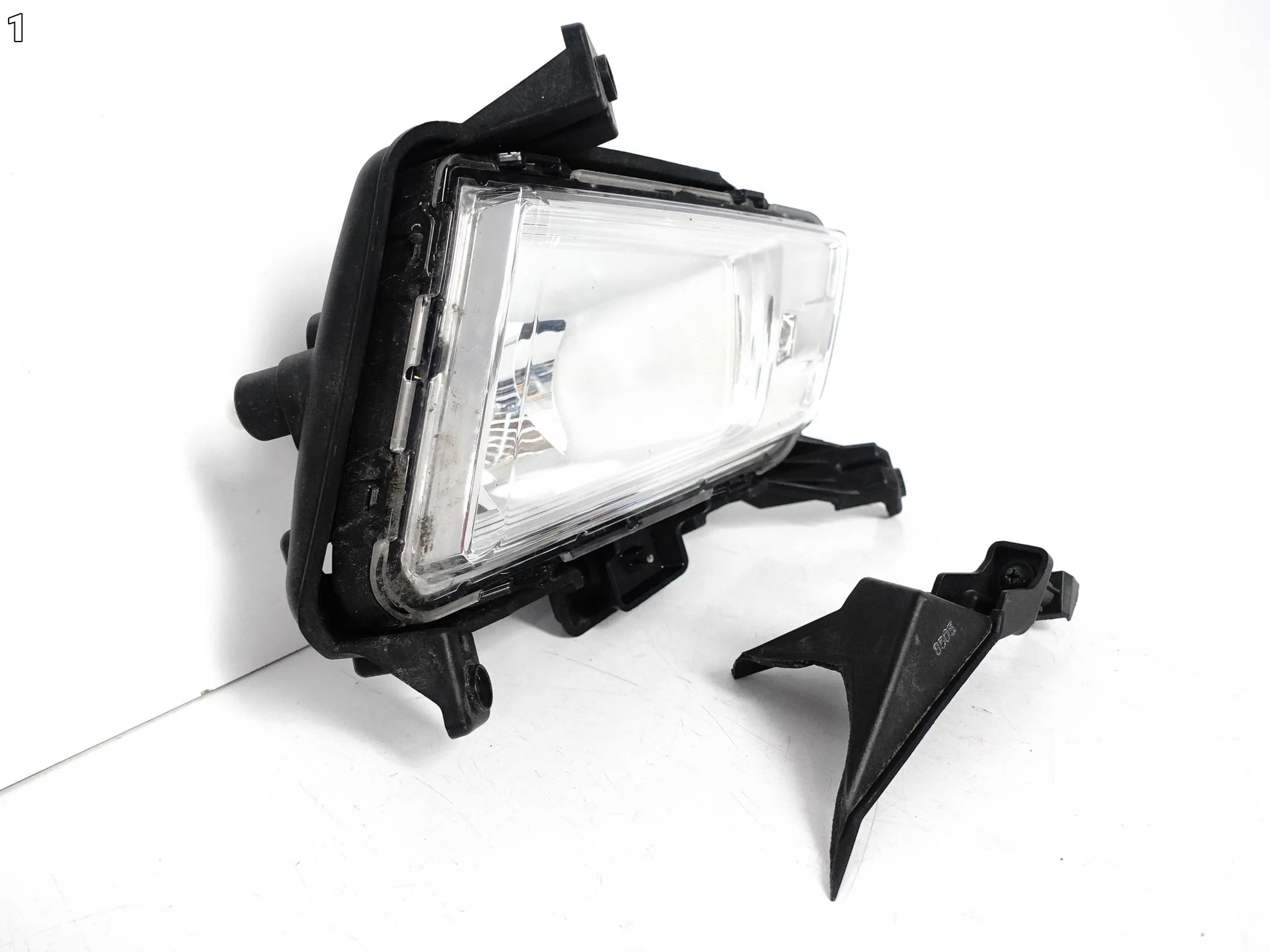 SSANGYONG TIVOLI 15-19 HALOGEN RAMKA PRAWY W ZDERZAK PRZÓD 48535ea485418fdd3e9a585fcbfa940e