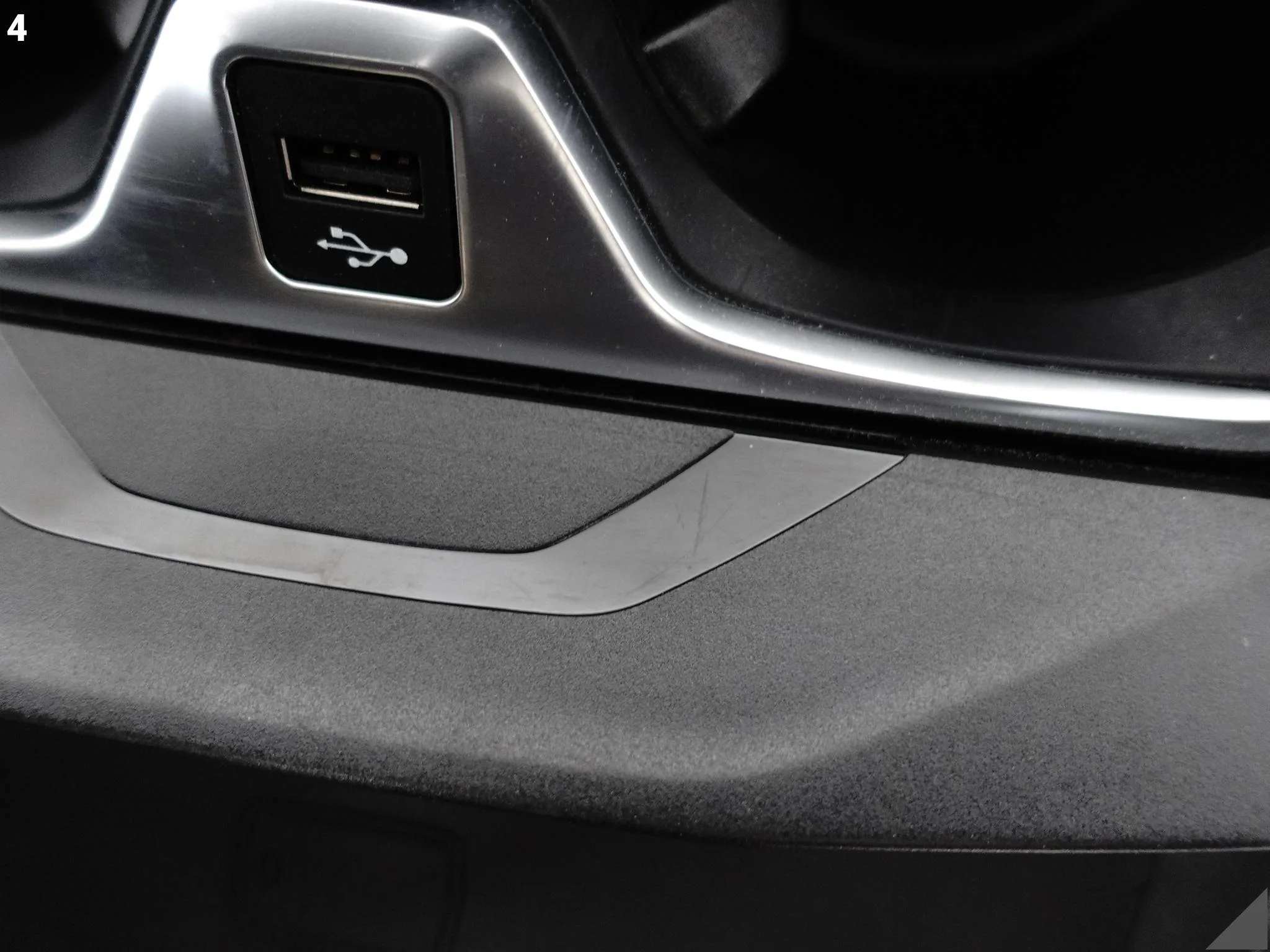 BMW 1 F40 19-24 UCHWYT NA KUBKI SCHOWEK ŁADOWARKA NFC USB TUNEL ŚRODKOWY a26047217b62f3b60f018fe82056f477