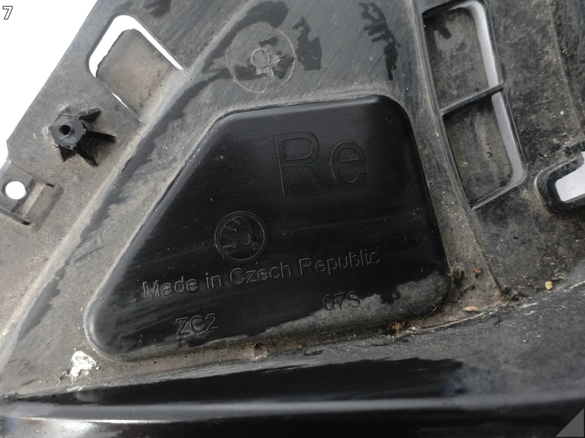 SKODA SUPERB III 3 3V0 15-19 NADKOLE POSZYCIE OSŁONA WNĘKI KOŁA PRAWE PRZÓD dfa045ac4d66609fd83e1c2d2586f8f3