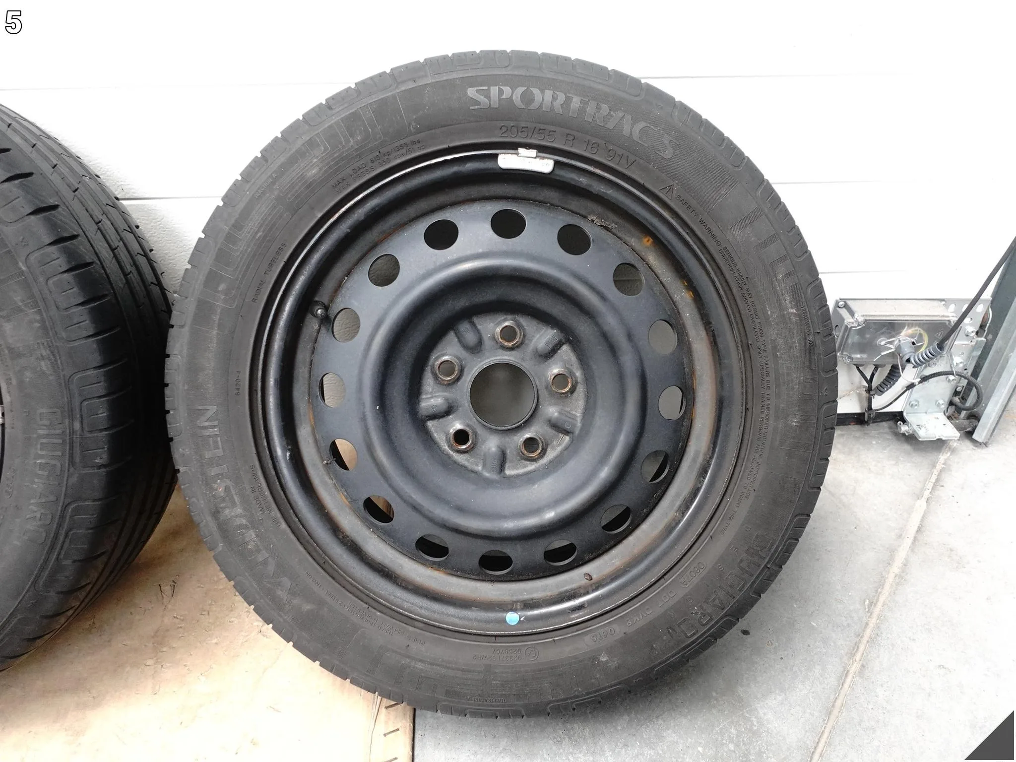 VW AUDI SEAT FELGI STALOWE 6,5×16 ET45 OPONY VREDESTEIN 205/55 6,9MM 2016r 6874a2db0cee0252247562d02630404d