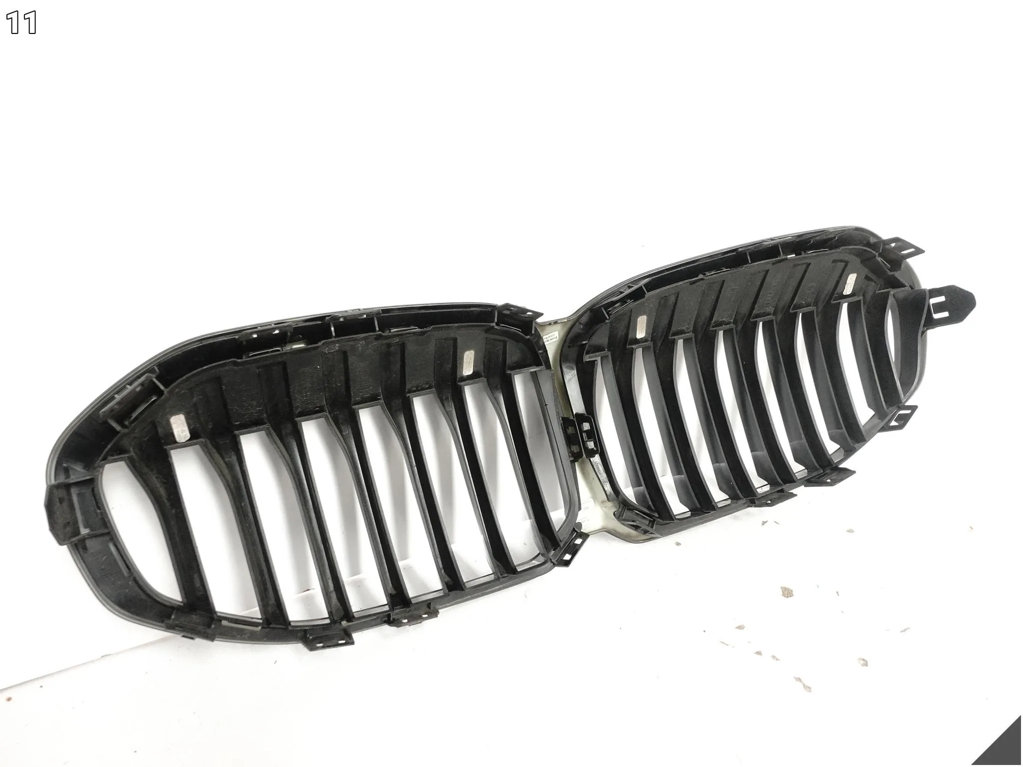 BMW 1 F40 19-24 GRILL ATRAPA WLOT NERKI KRATKA W ZDERZAK PRZÓD SHADOWLINE 60c878657080be8b1c94e3893e8298b2