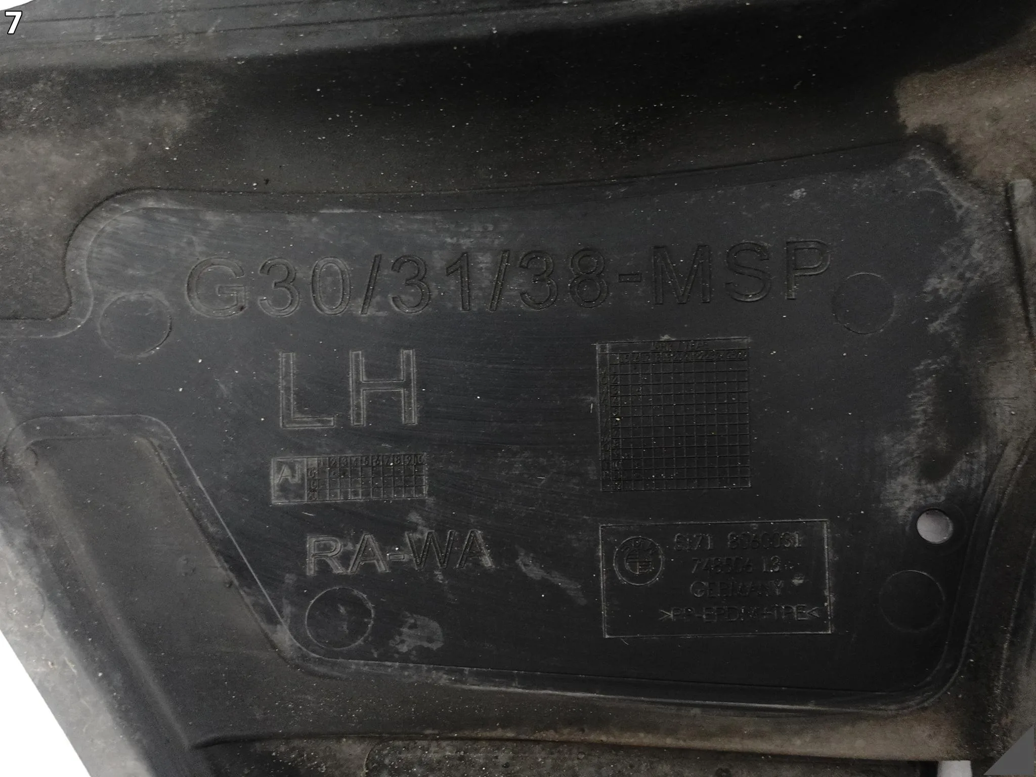 BMW 5 G31 G30 M-PAKIET MSP 17-20 DOLNA OSŁONA TRÓJKĄT NADKOLE PRZÓD LEWA dc1172c65e9af39e4fa11030b258073c
