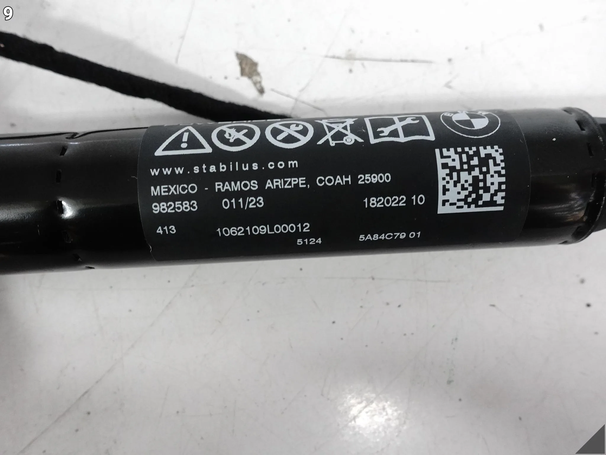 BMW XM G09 22- SIŁOWNIK TELESKOP ELEKTRYCZNY KLAPA BAGAŻNIKA TYŁ LEWY 128bf54bc60180253e992ed70192afb8