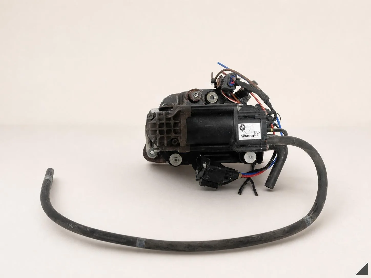 BMW 5 G31 17- KOMPRESOR ZAWIESZENIA PNEUMATYCZNEGO WABCO 2790892 d9d599be7ae626374af5d9d6ae7181cf