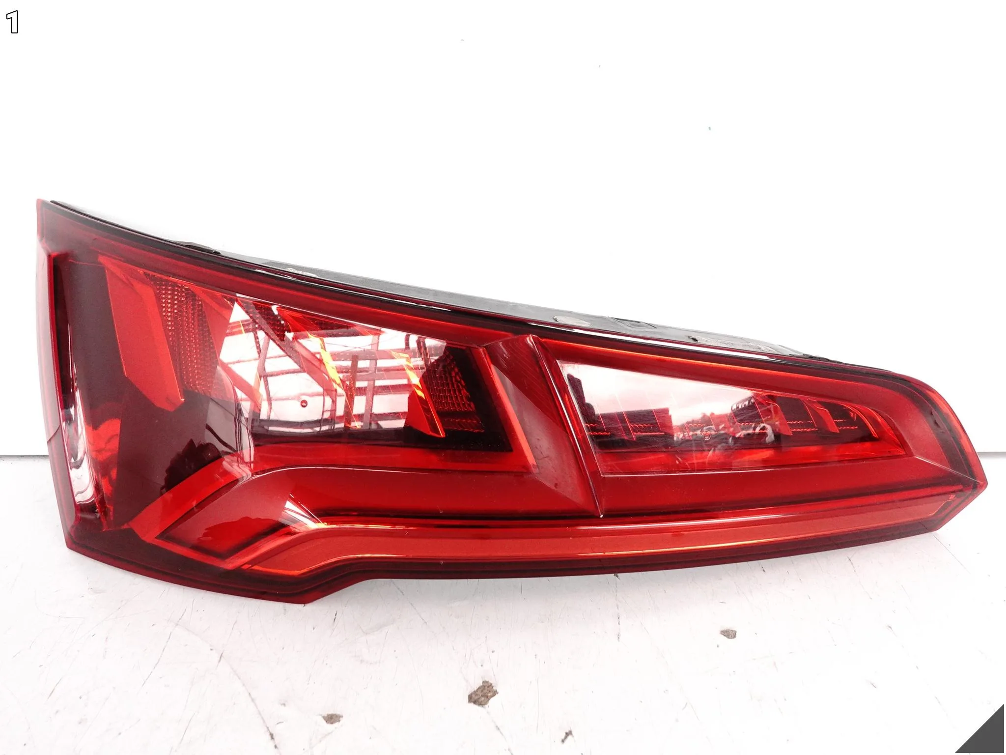 AUDI Q5 II 80A FY 16-20 LAMPA LED W KLAPĘ BAGAŻNIKA LEWA TYŁ EU 2d4f7115d9eb601ac9a03eda62e54940