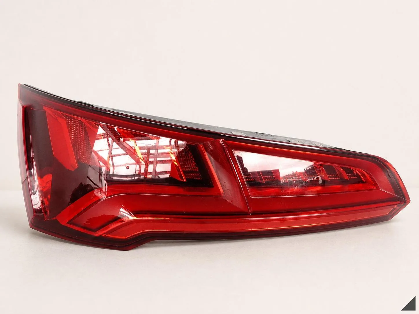 AUDI Q5 II 80A FY 16-20 LAMPA LED W KLAPĘ BAGAŻNIKA LEWA TYŁ EU 5850bb28980720c7c6870fda70bb56f2