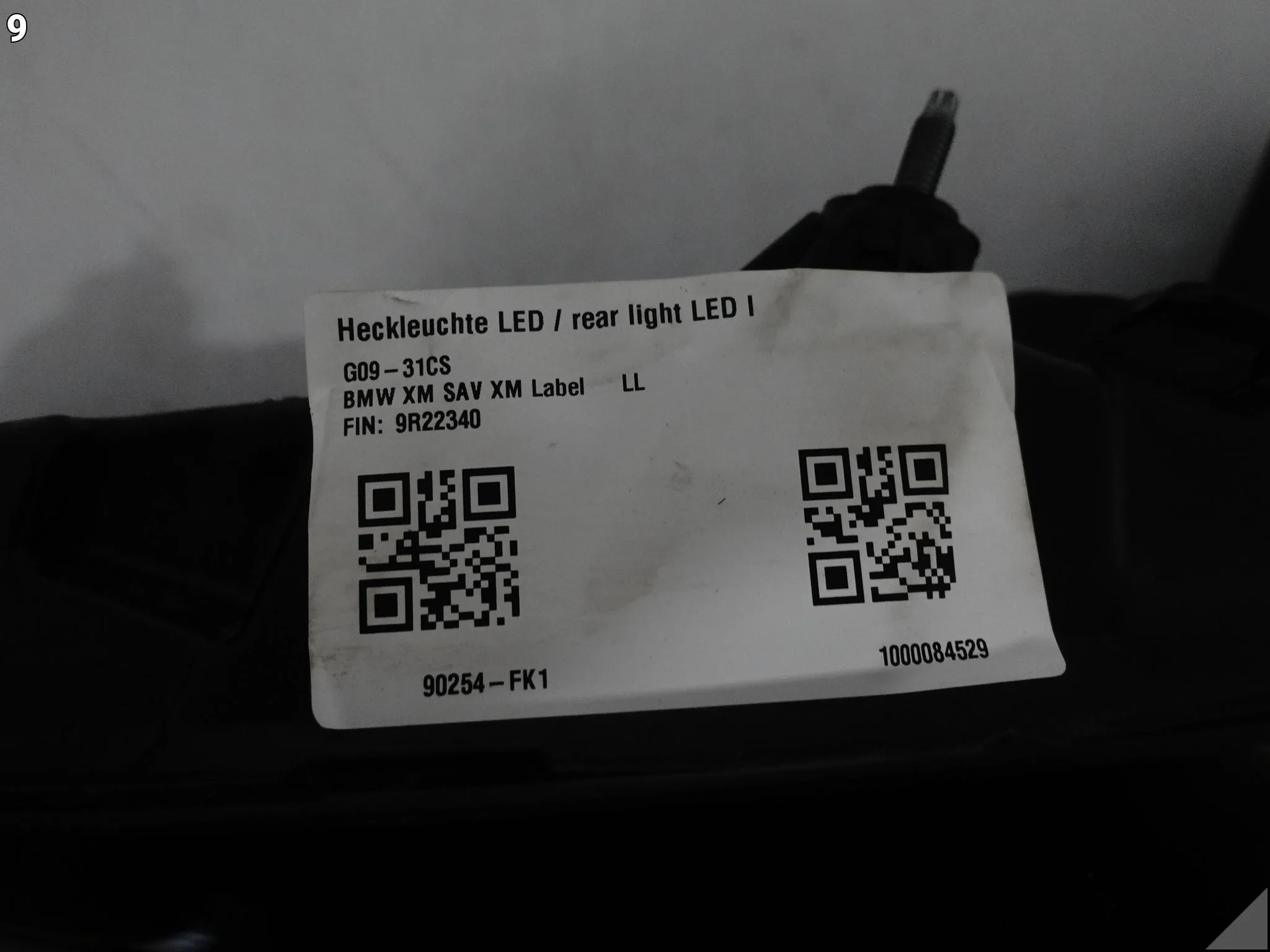 BMW XM G09 22- LAMPA LED W BŁOTNIK TYŁ LEWA DEMONTAŻ EUROPA a6511a5ebb671b73662aaed1b47f56ac