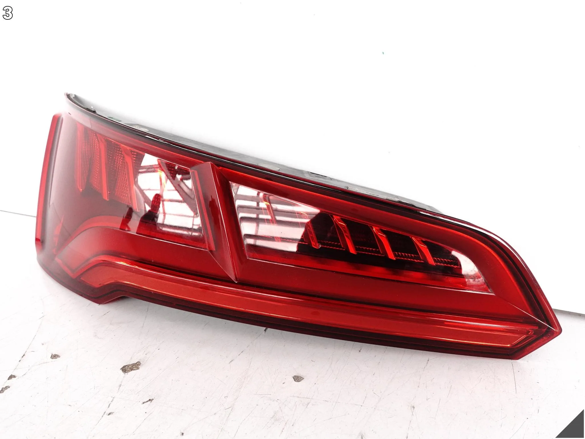 AUDI Q5 II 80A FY 16-20 LAMPA LED W KLAPĘ BAGAŻNIKA LEWA TYŁ EU 8ed40a10496c3f599bcc6ab652e8569f