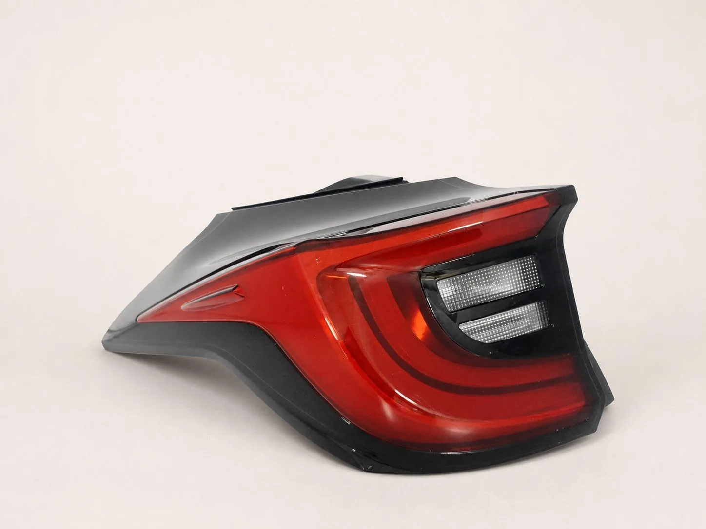 TOYOTA YARIS IV 4 XP210 20- LAMPA LED LEWA W BŁOTNIK TYŁ EUROPA 6804ba18818361b9314b178487f87ce7