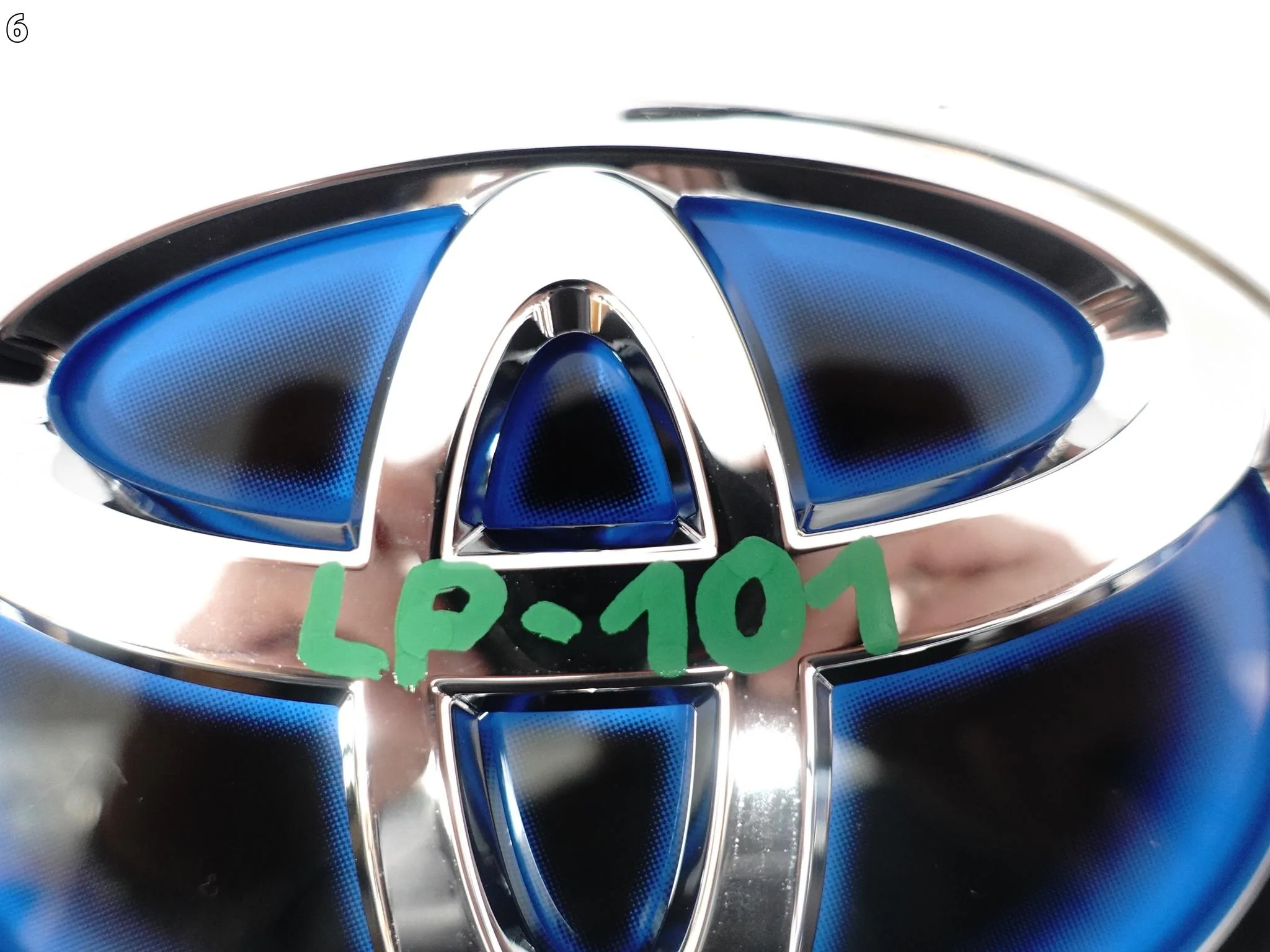 TOYOTA PRIUS PRIME RAV4 EV AURIS II ZNACZEK EMBLEMAT LOGO W KLAPĘ BAGAŻNIKA 84d104c597b3811f42457e4968e9f311
