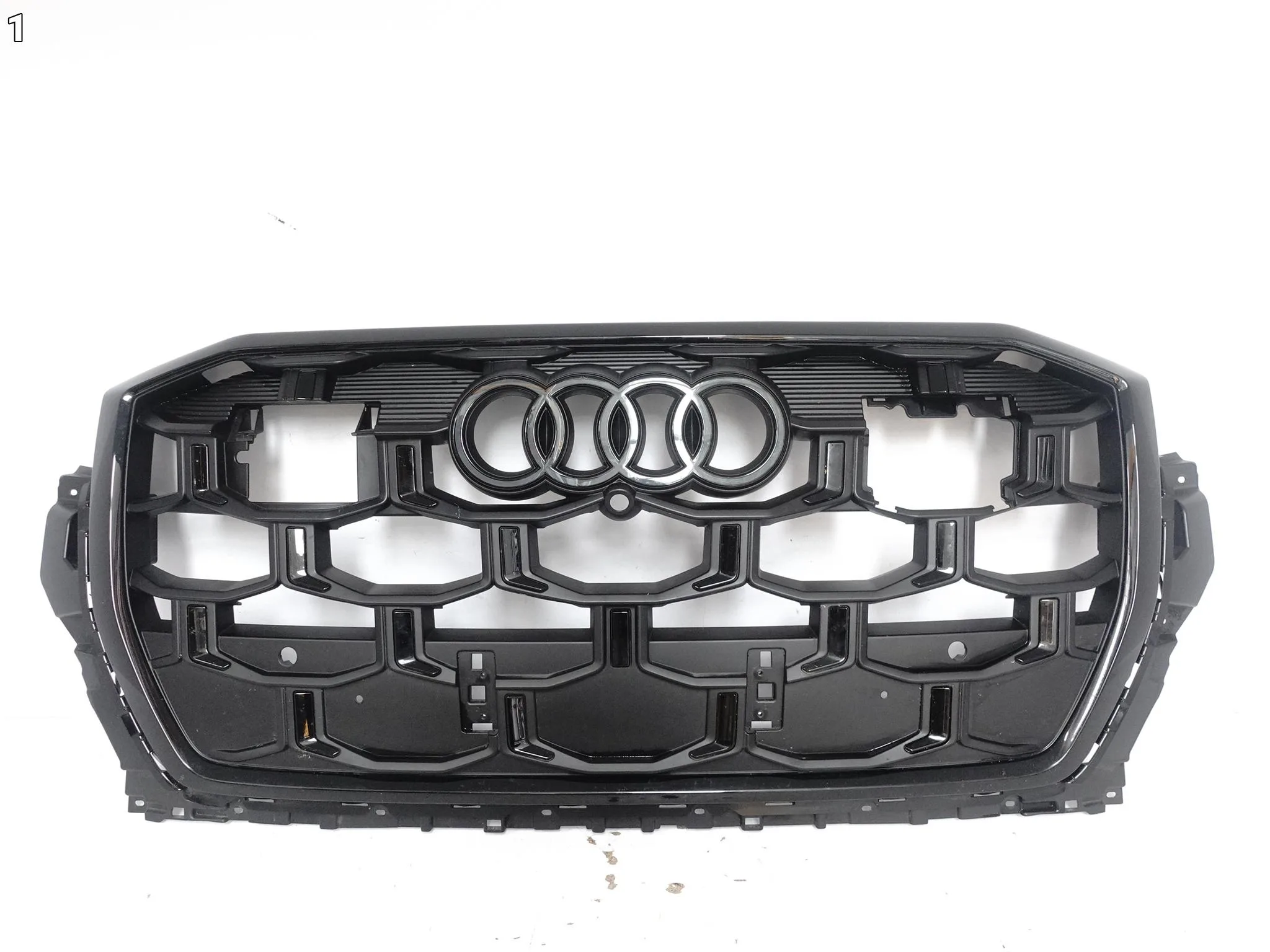 AUDI SQ7 S Q7 4M0 II LIFT 24- EMBLEMAT GRILL ATRAPA BLACK (ACC/KAMERA/PDC) 7b9175322c0848edae68e9d44b568e14