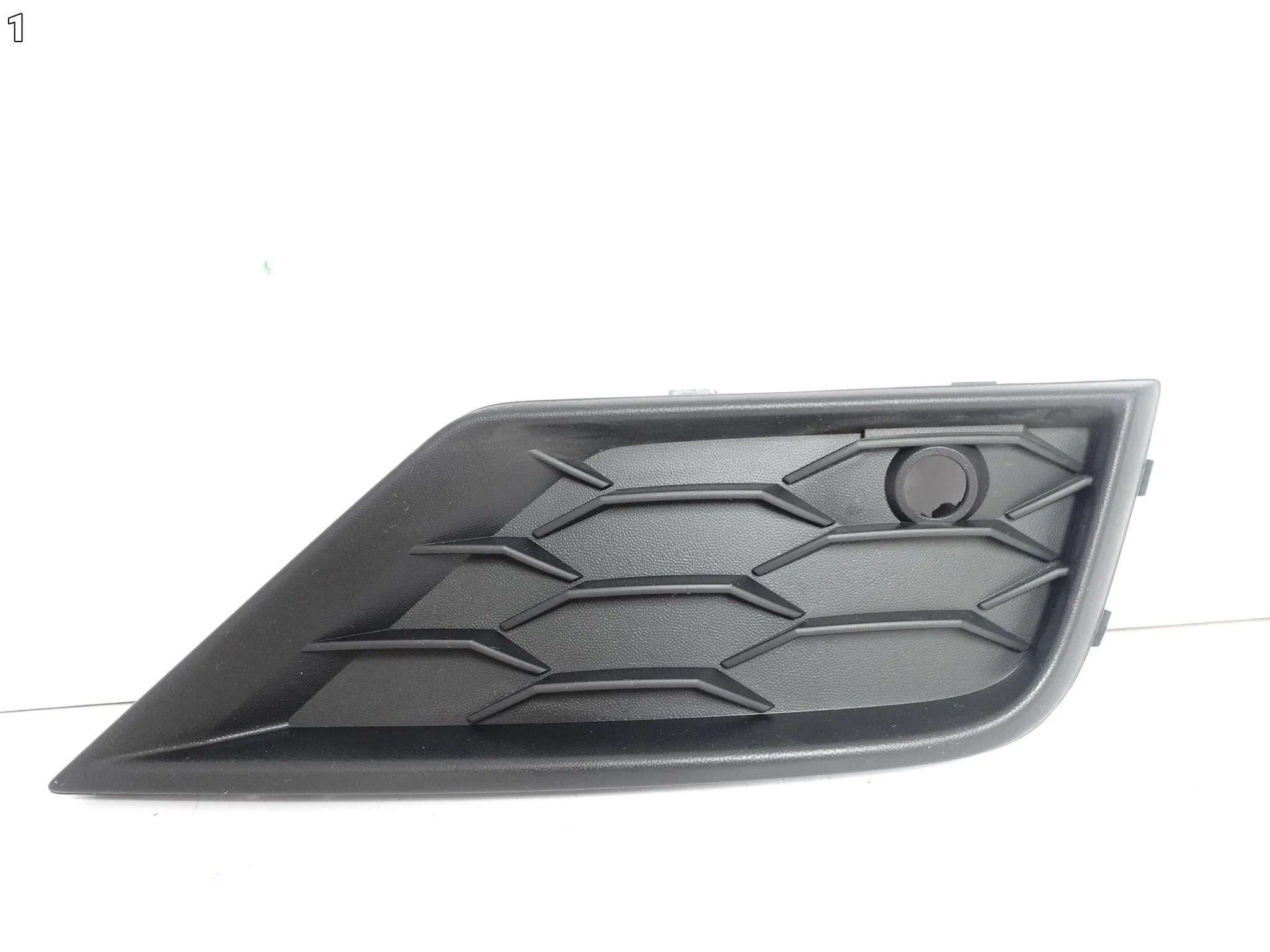 VW TIGUAN II 5NA 16-20 KRATKA ATRAPA W ZDERZAK PRZÓD PRAWA POD CZUJNIK PDC 642343f7e72e533317f95d807e3734d0