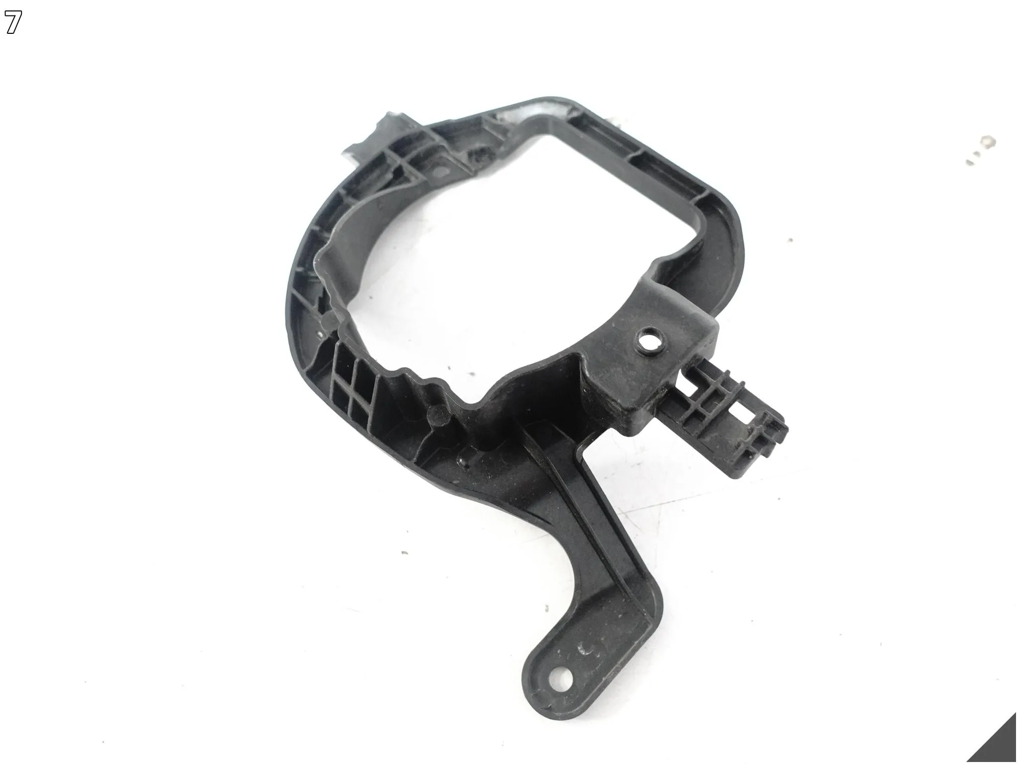 SUZUKI VITARA IV 4 III 3 LY LIFT 18- ŚLIZG MOCOWANIE W ZDERZAK PRZÓD PRAWY 420f5f2eda3f23af63b955934eb10a2d