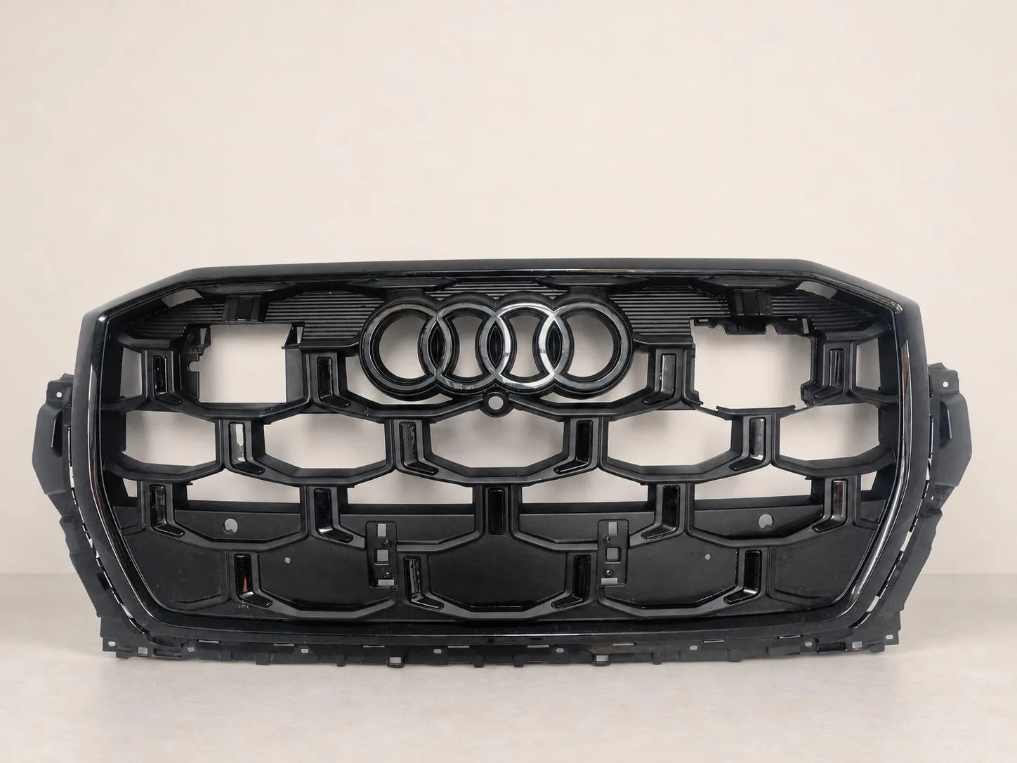 AUDI SQ7 S Q7 4M0 II LIFT 24- EMBLEMAT GRILL ATRAPA BLACK (ACC/KAMERA/PDC) 976dde5a5ca27bfcddb26bc5ae9cd6b8