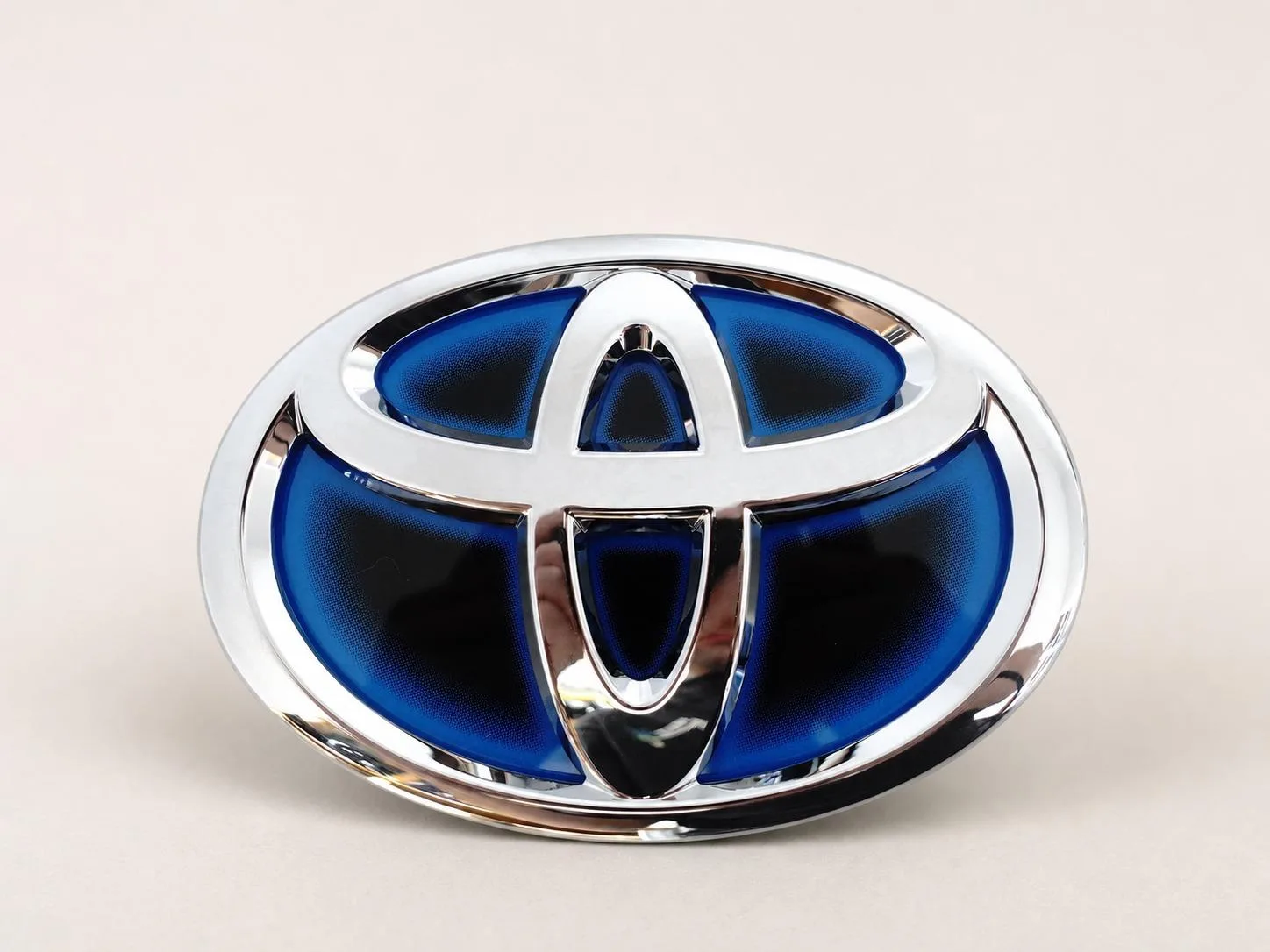 TOYOTA PRIUS PRIME RAV4 EV AURIS II ZNACZEK EMBLEMAT LOGO W KLAPĘ BAGAŻNIKA 57b085f4b0f69724698aa2027138eb75