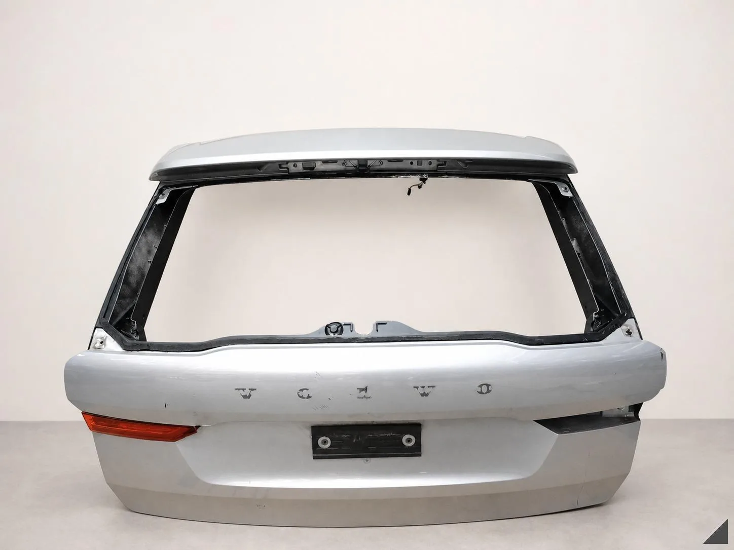 VOLVO XC60 II LIFT 17- KLAPA POKRYWA BAGAŻNIKA TYŁ + LAMPA 735 NEW DAWN edaf28ceeee7413bdb22875fa67d91d4