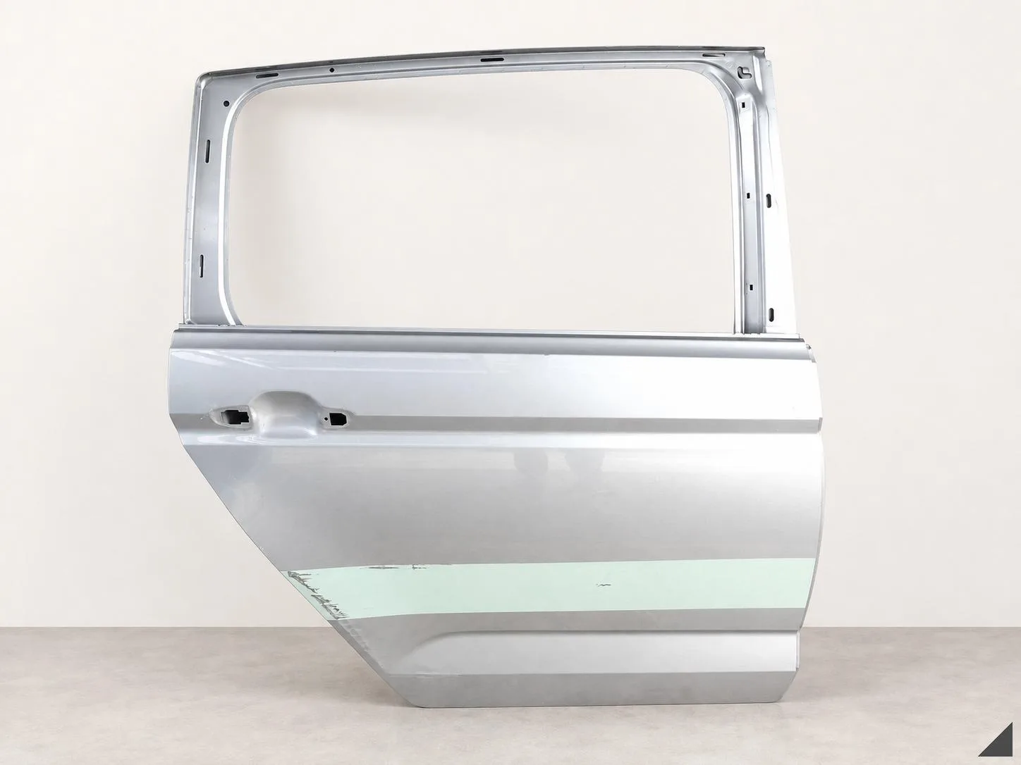 VW TOURAN 5TA II (2 GENERACJA) LIFT 15-26 DRZWI DOOR TYŁ PRAWE 8071a37c6edbe1d44d63ea7a0431b9f7