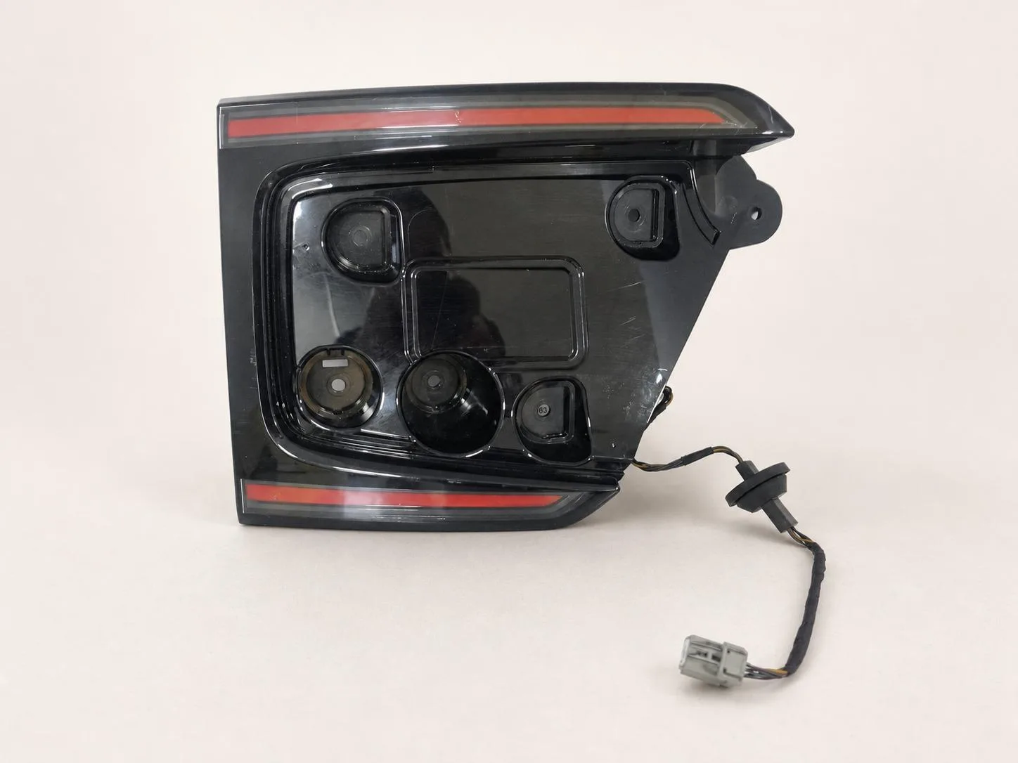 VOLVO ES90 V551 25- LAMPA LED LEWA WEWNĘTRZNA W KLAPĘ TYŁ EUROPA 95cd751553c7925ddb90283bdc1acacb